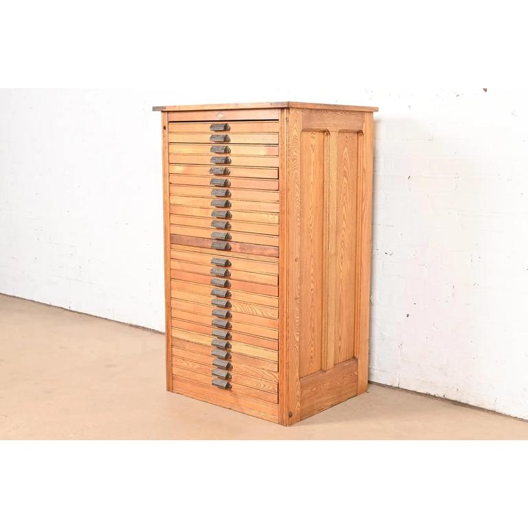 Antique Oak 25-Drawer Architect's Blueprint Flat File Cabinet by Hamilton In Good Condition For Sale In South Bend, IN