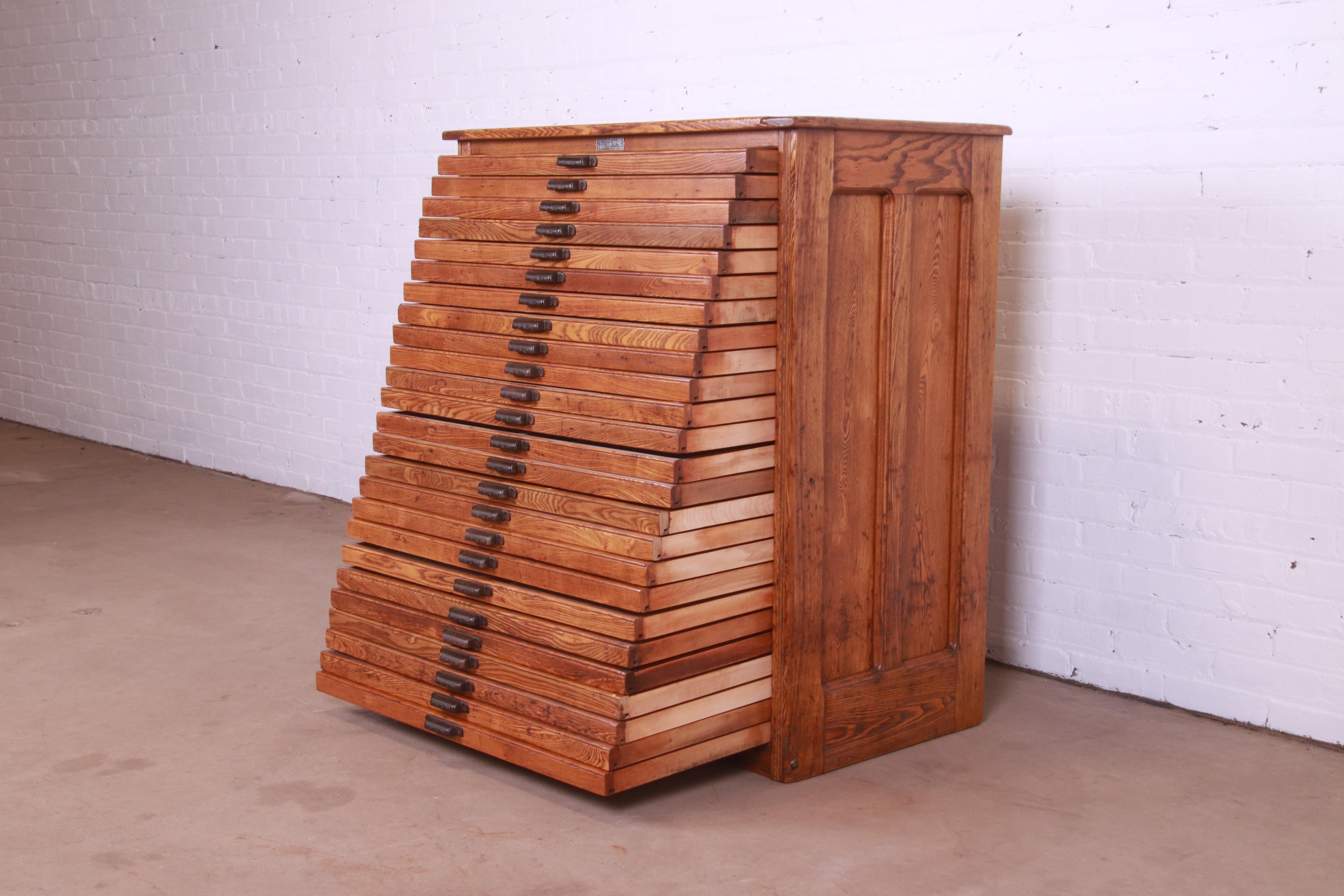 Antique Oak 25-Drawer Blueprint Flat File Cabinet by Hamilton, circa 1900 In Good Condition In South Bend, IN