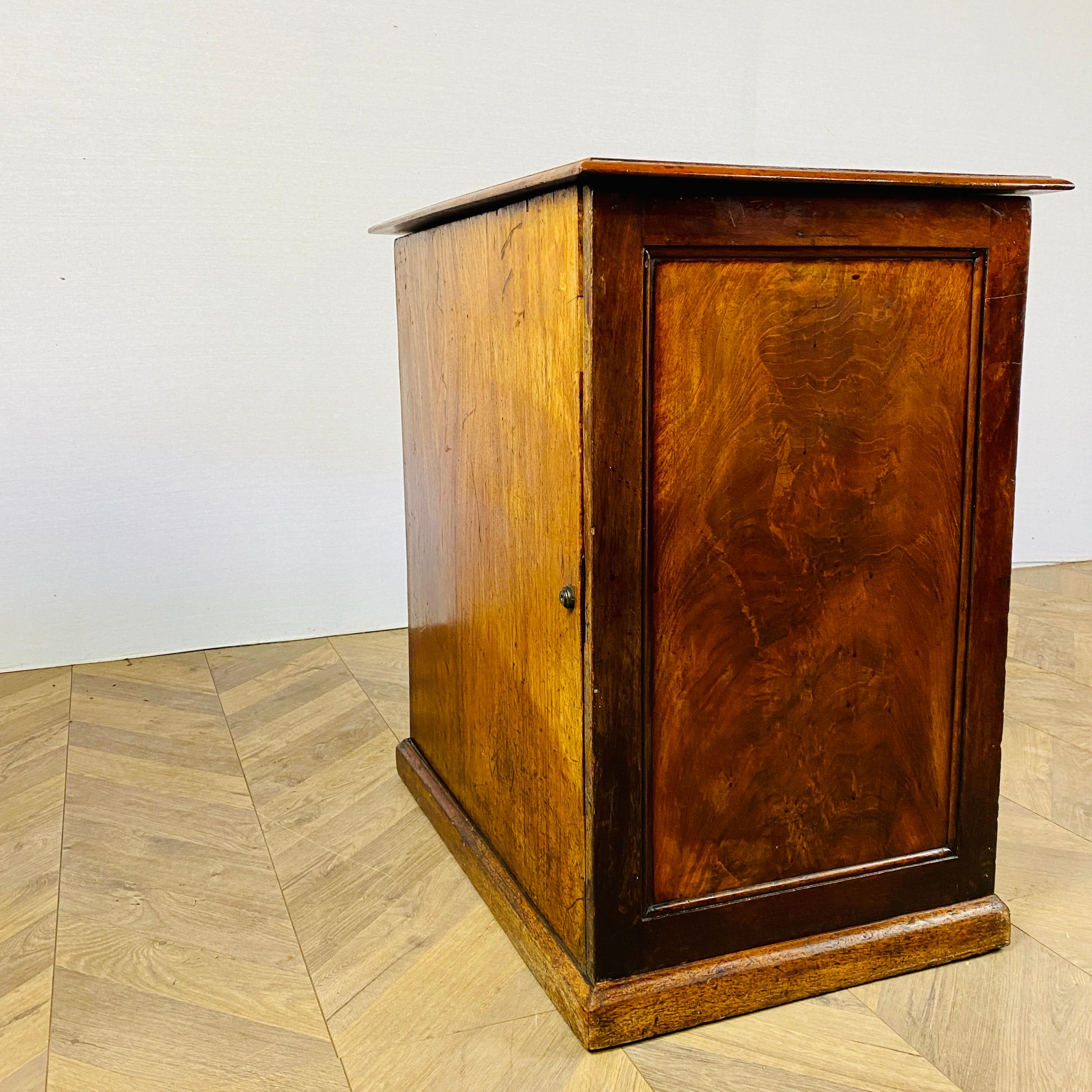 Early Victorian Antique Oak 5-Drawer Collectors Cabinet with Brass Handles, Early 19th Century For Sale