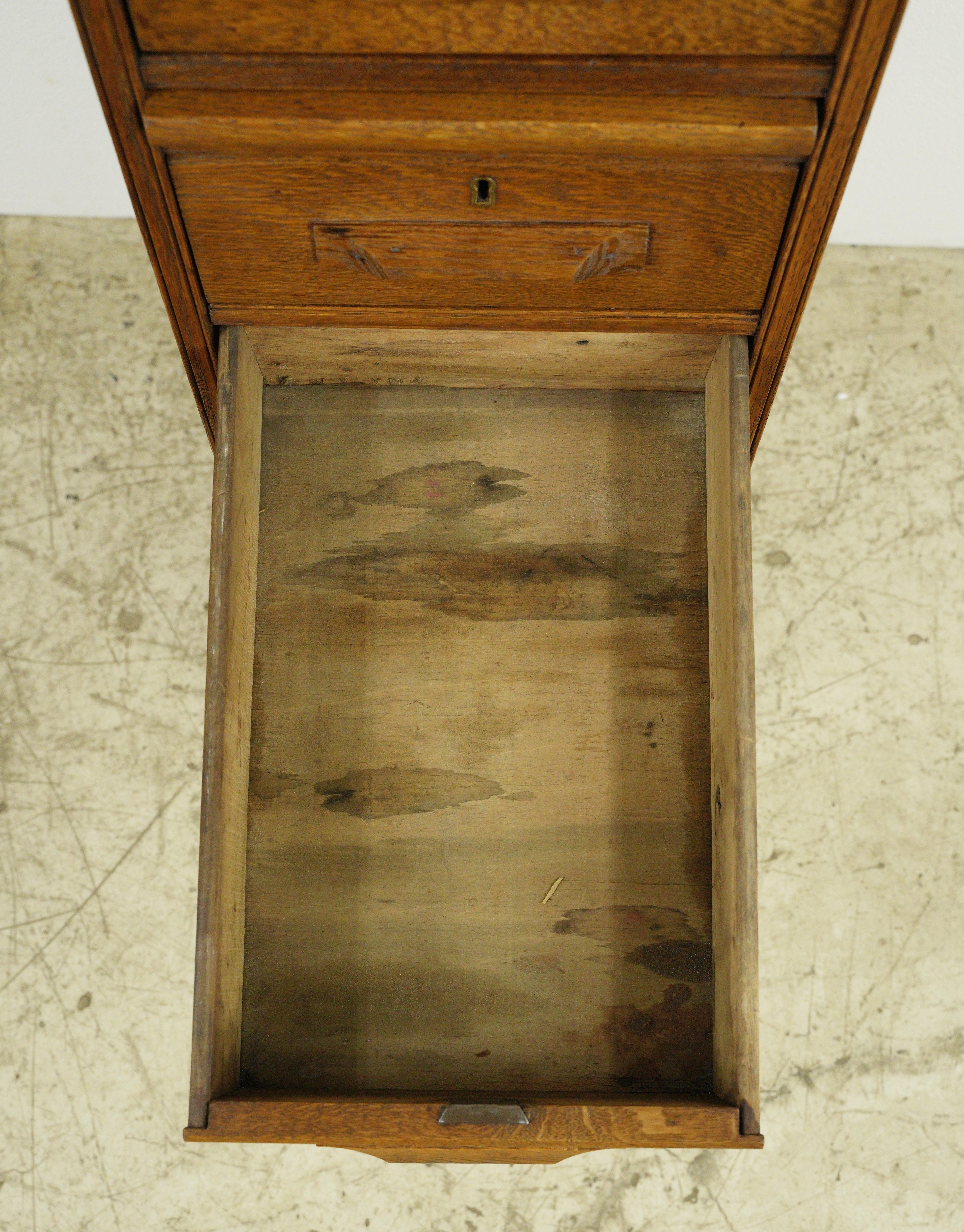 Classeur de bureau à 8 tiroirs en Oak Oak antique avec dessus extractible Bon état - En vente à New York, NY
