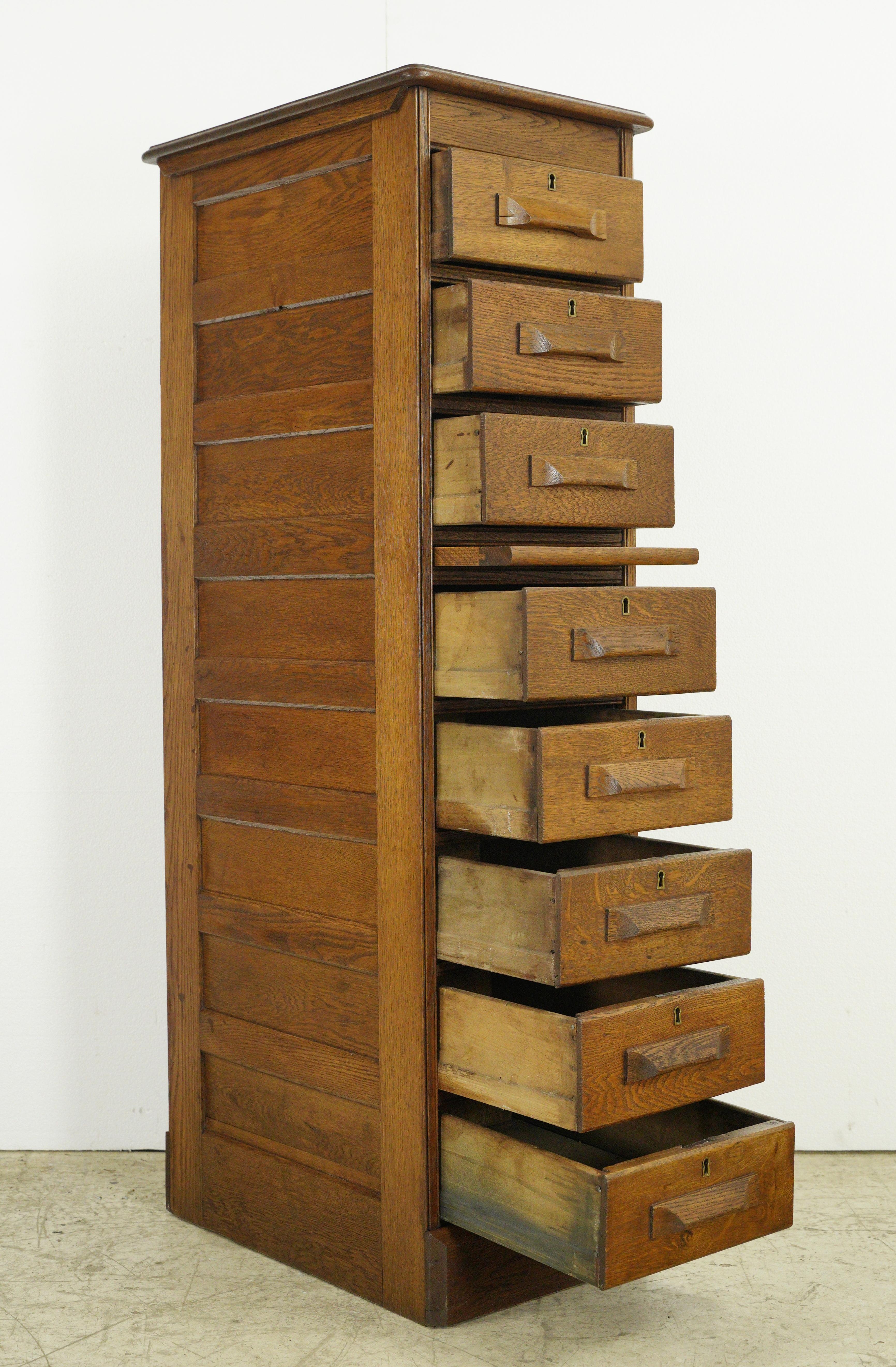 Chêne Classeur de bureau à 8 tiroirs en Oak Oak antique avec dessus extractible en vente