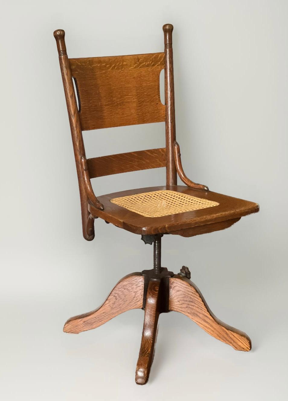 Handsome Arts and Crafts Eiche Schreibtischdrehstuhl mit Rohrsitz und einstellbarer Höhe und zurücklehnen Feder Kippfunktion. Die Sitzhöhe ist verstellbar von ca. 17,5