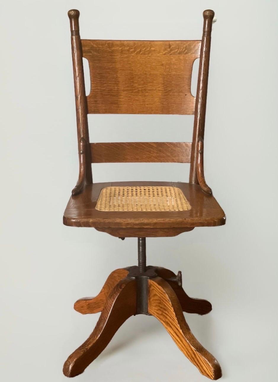Antiker Eiche höhenverstellbarer Schreibtischstuhl mit Rohrsitz (Arts and Crafts) im Angebot