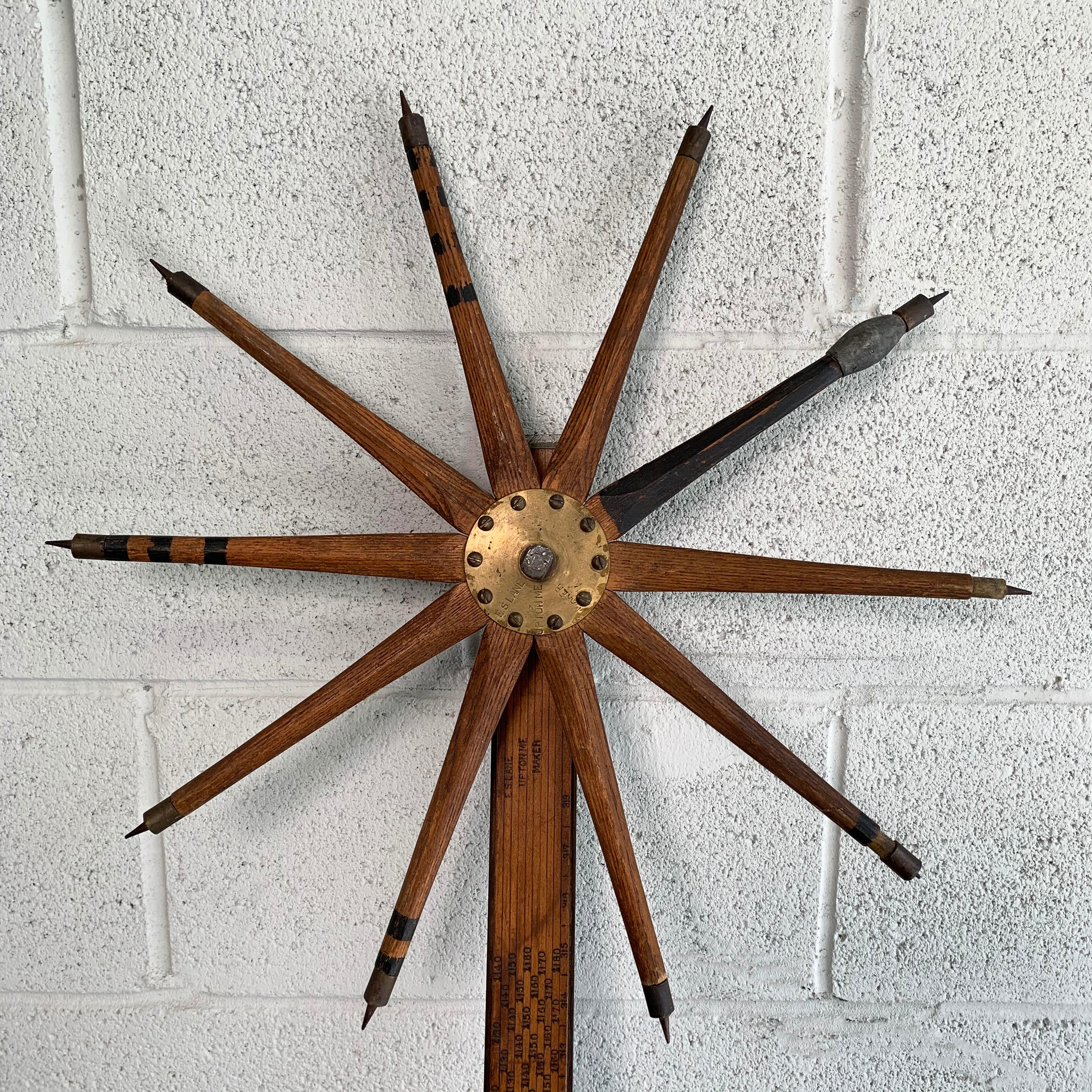 Fine del XX secolo, quercia e ferramenta in ottone lavorata a mano, calibro in legno di E.S. Lane, Upton Il metodo utilizzato per misurare la quantità di legname di un albero è dotato di un calibro scorrevole e di una ruota a spillo.