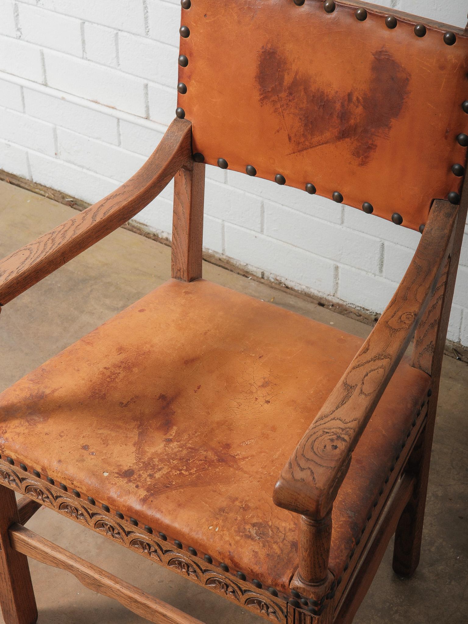 Antiker Eichen- und Ledersessel mit dekorativer Schnitzerei und Messingnagelkopfverzierung (Arts and Crafts) im Angebot
