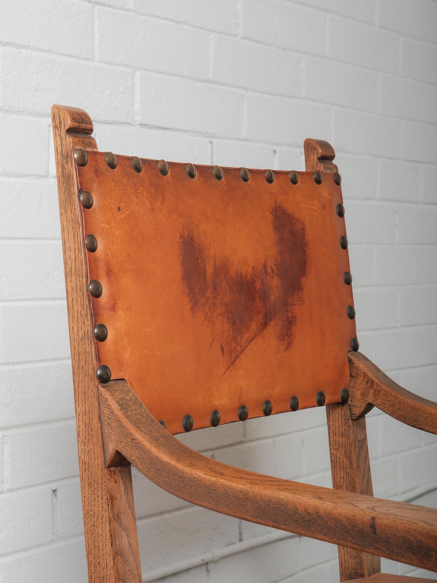 Antiker Eichen- und Ledersessel mit dekorativer Schnitzerei und Messingnagelkopfverzierung im Zustand „Gut“ im Angebot in High Point, NC