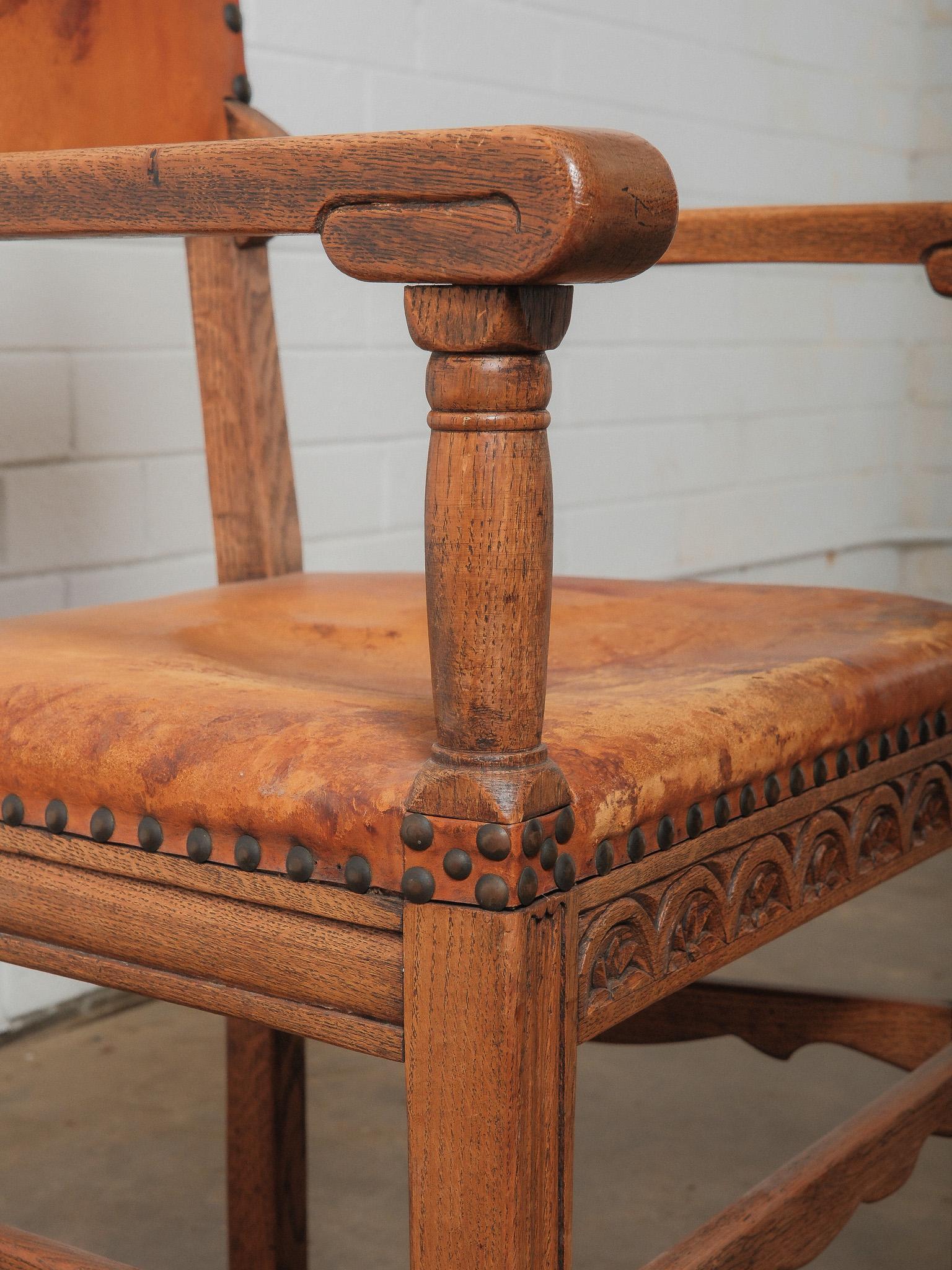 Antiker Eichen- und Ledersessel mit dekorativer Schnitzerei und Messingnagelkopfverzierung (20. Jahrhundert) im Angebot