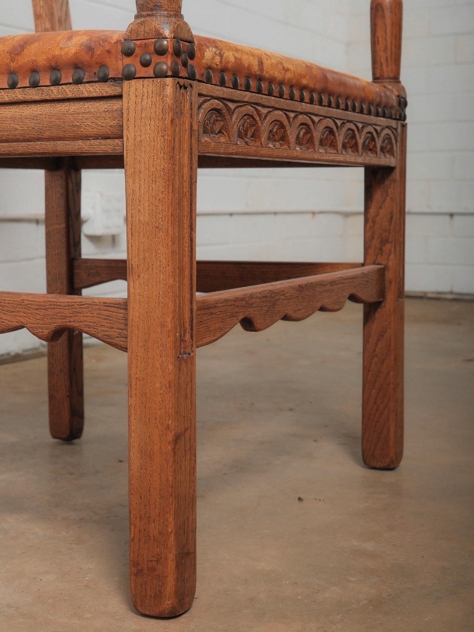 Antiker Eichen- und Ledersessel mit dekorativer Schnitzerei und Messingnagelkopfverzierung im Angebot 1