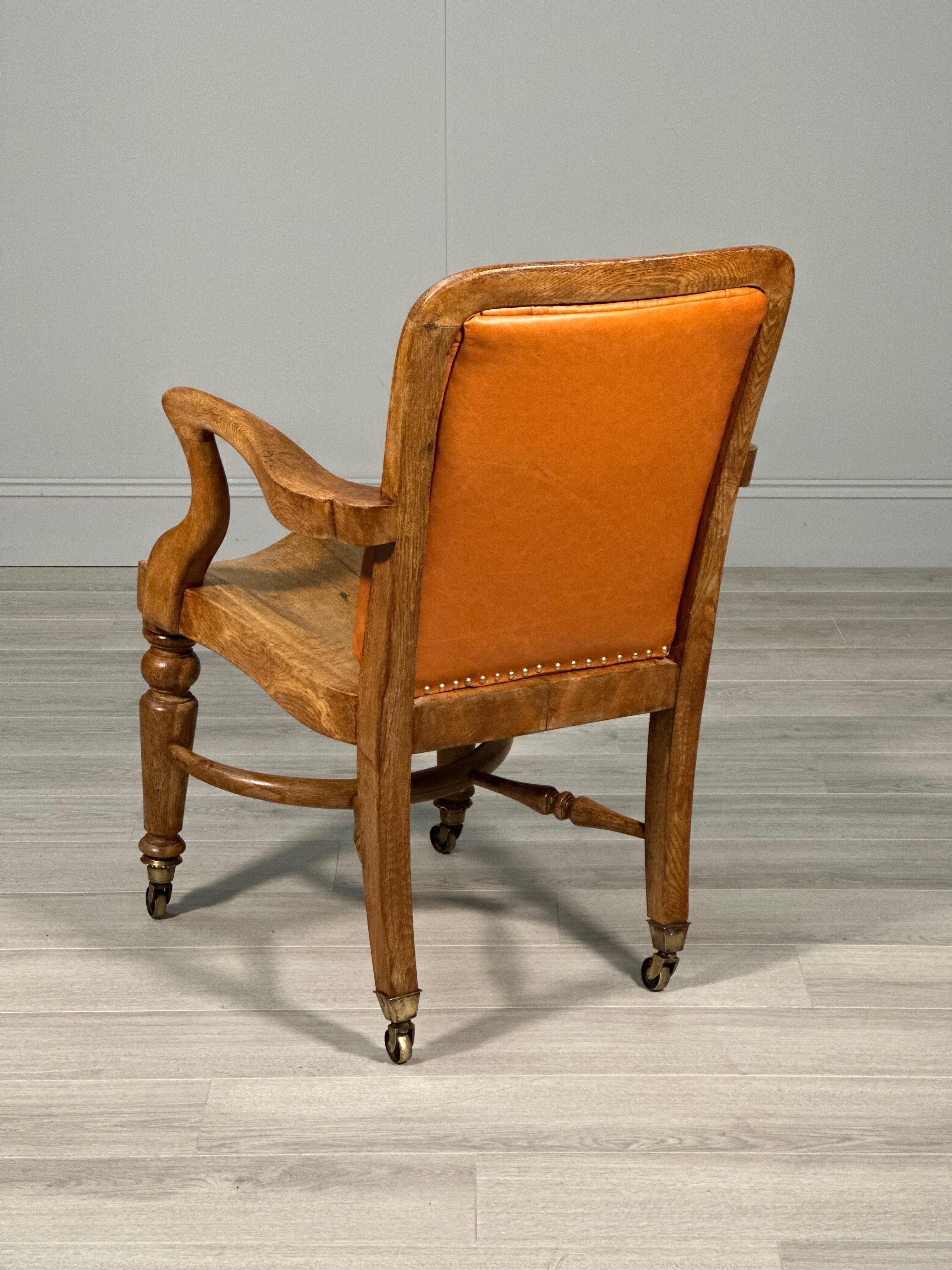 Chaise de bureau antique en chêne et cuir en vente 3