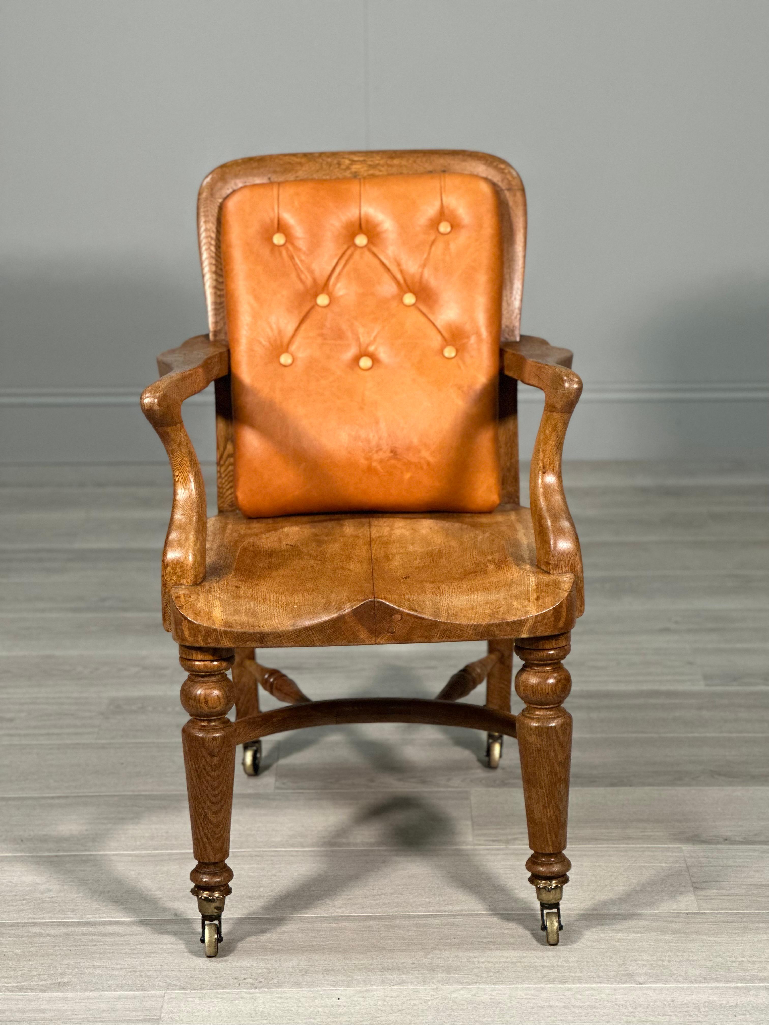 Une chaise de bureau ancienne de qualité datant de la fin du 19e siècle. La qualité de cette chaise se retrouve dans chaque détail, de la coupe de chêne utilisée aux roulettes en laiton, en passant par l'assise en forme de selle et le dossier en