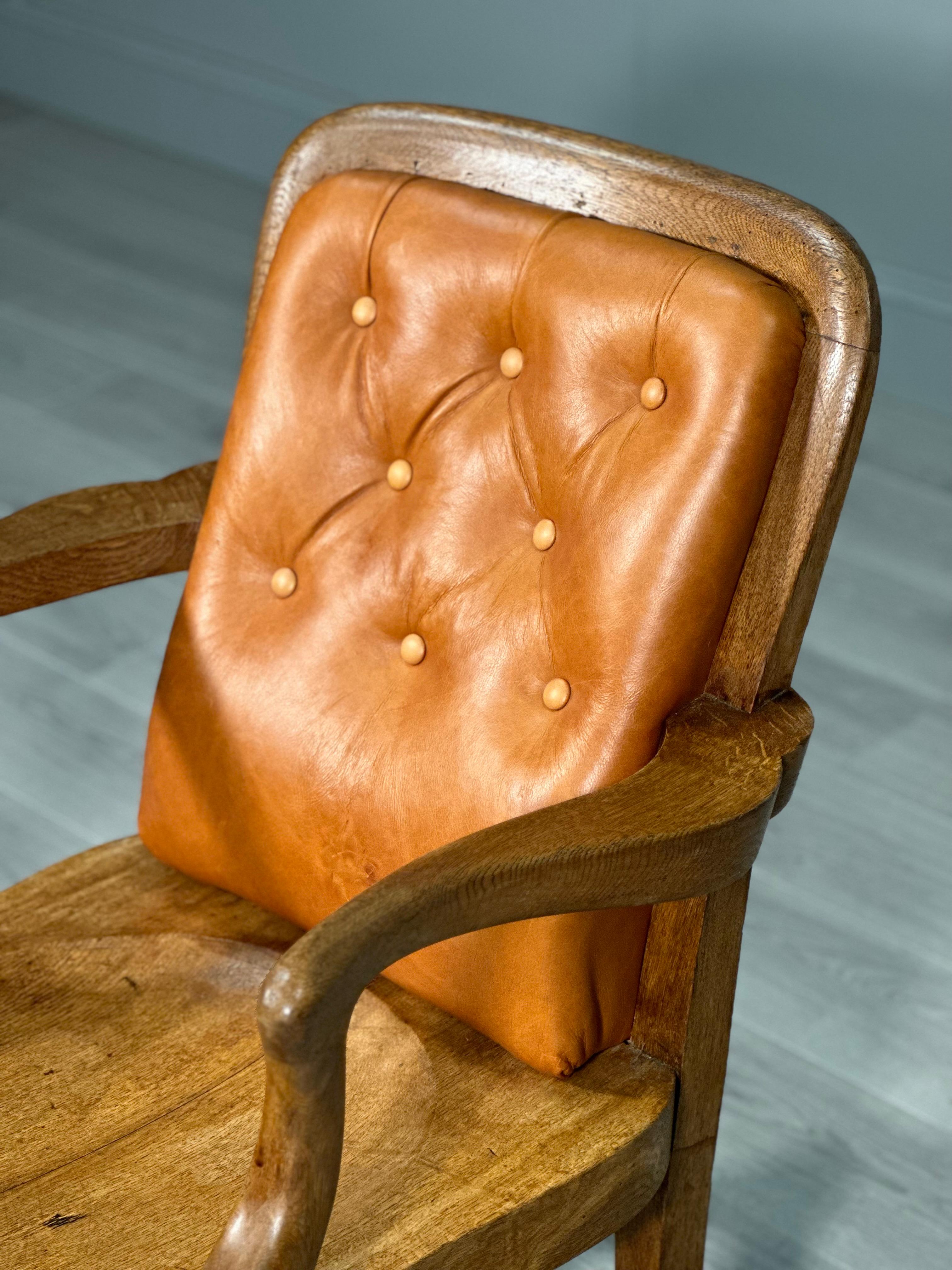 Fait main Chaise de bureau antique en chêne et cuir en vente