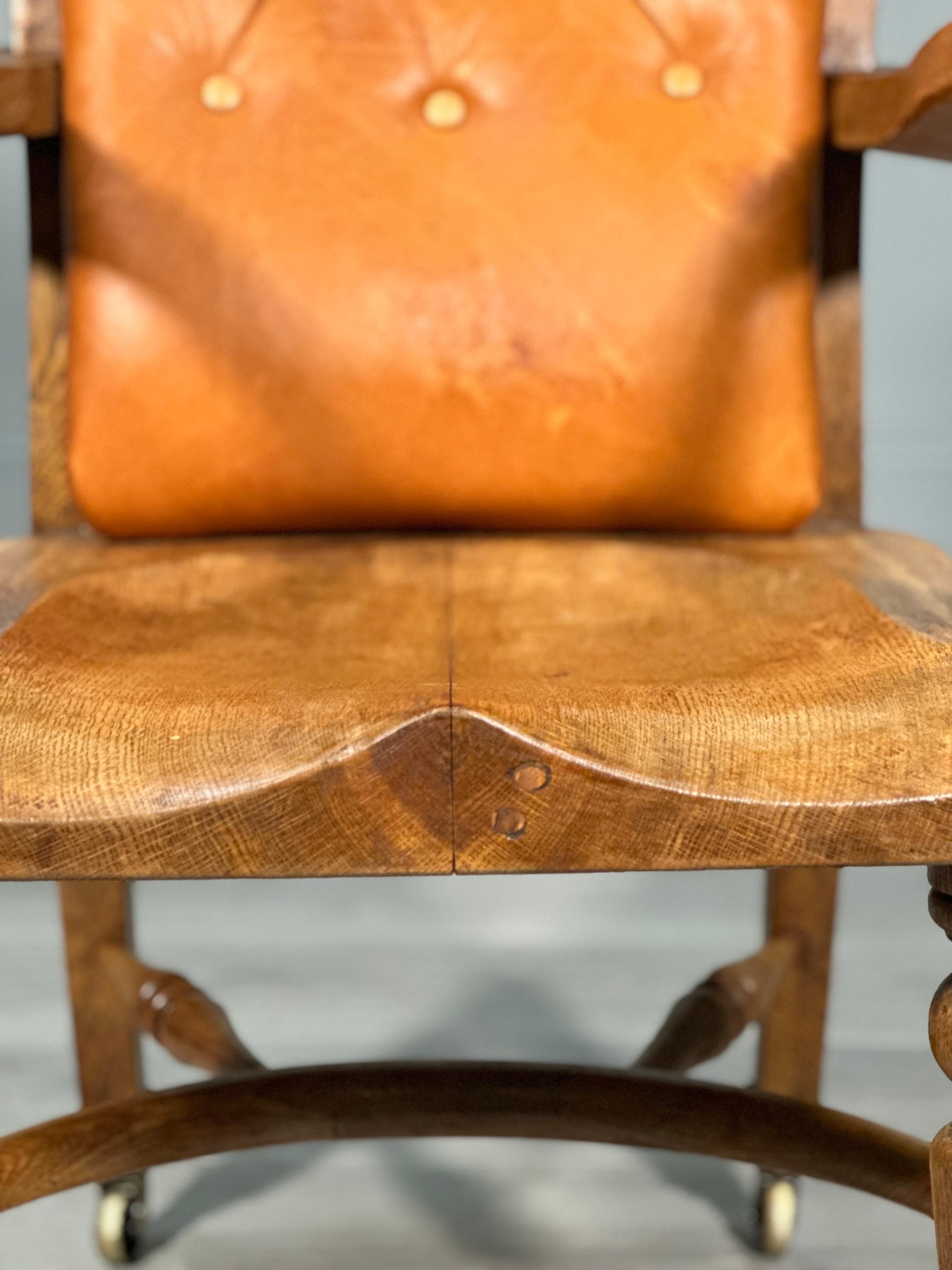 Cuir Chaise de bureau antique en chêne et cuir en vente