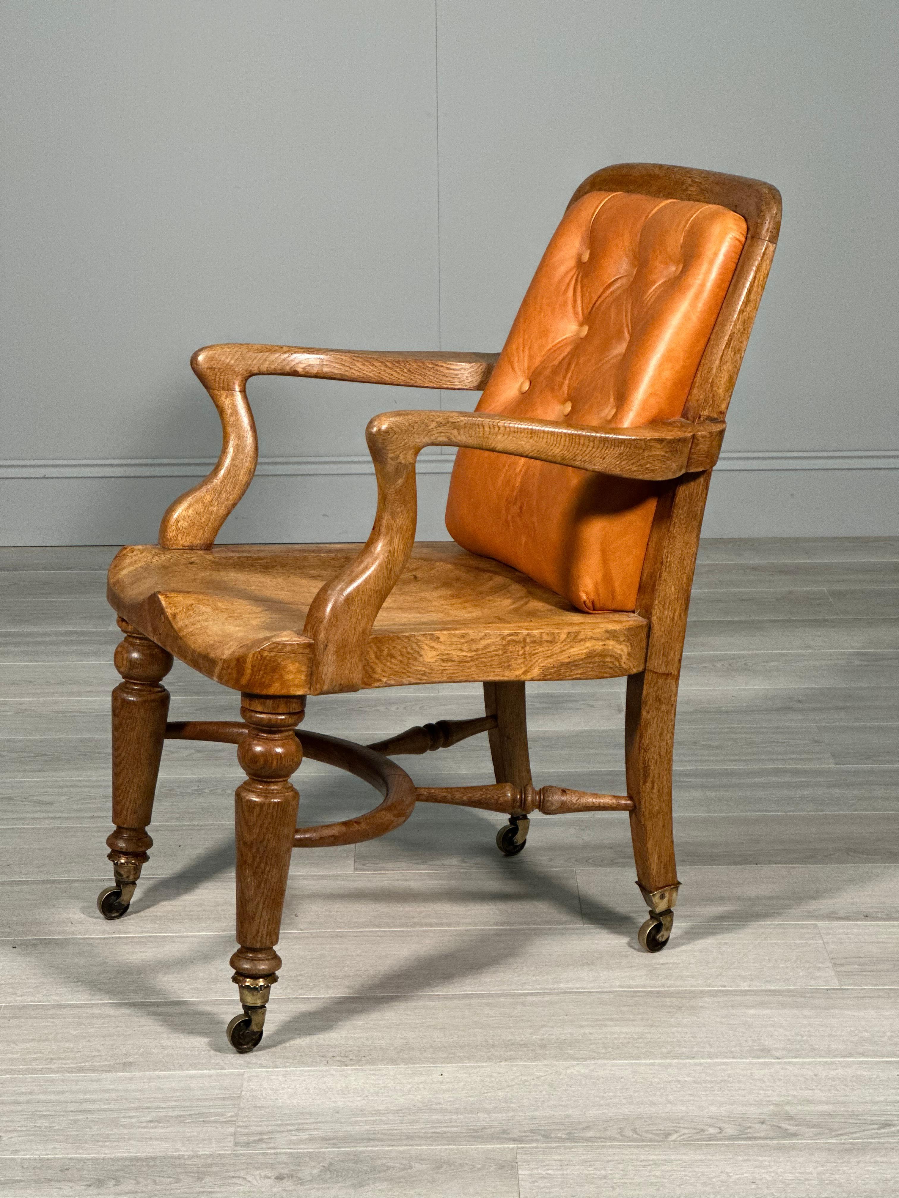 Chaise de bureau antique en chêne et cuir en vente 1