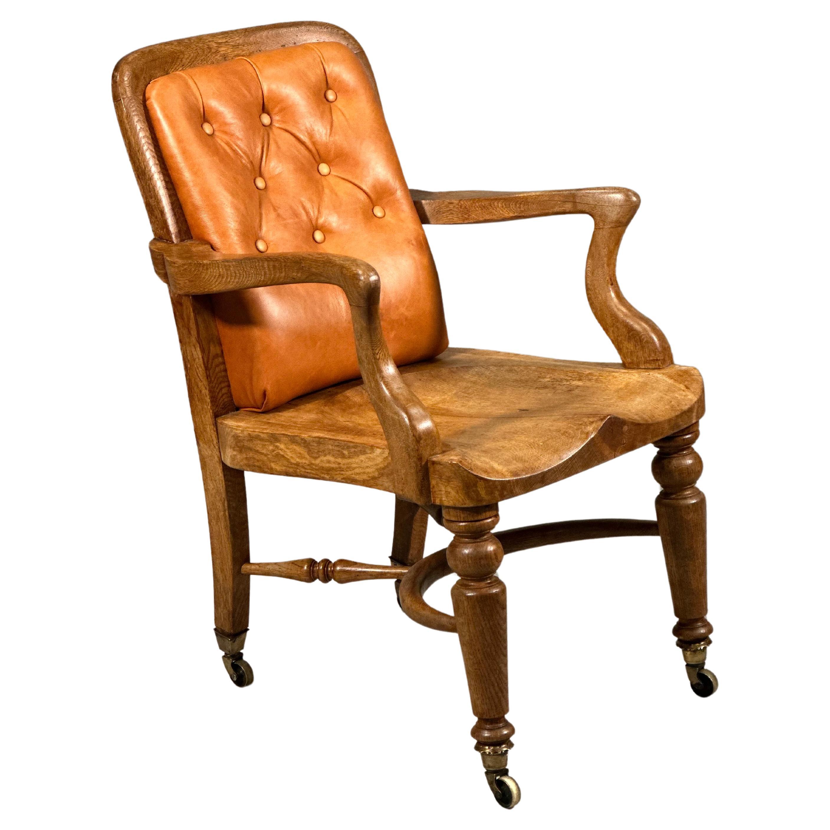 Chaise de bureau antique en chêne et cuir en vente