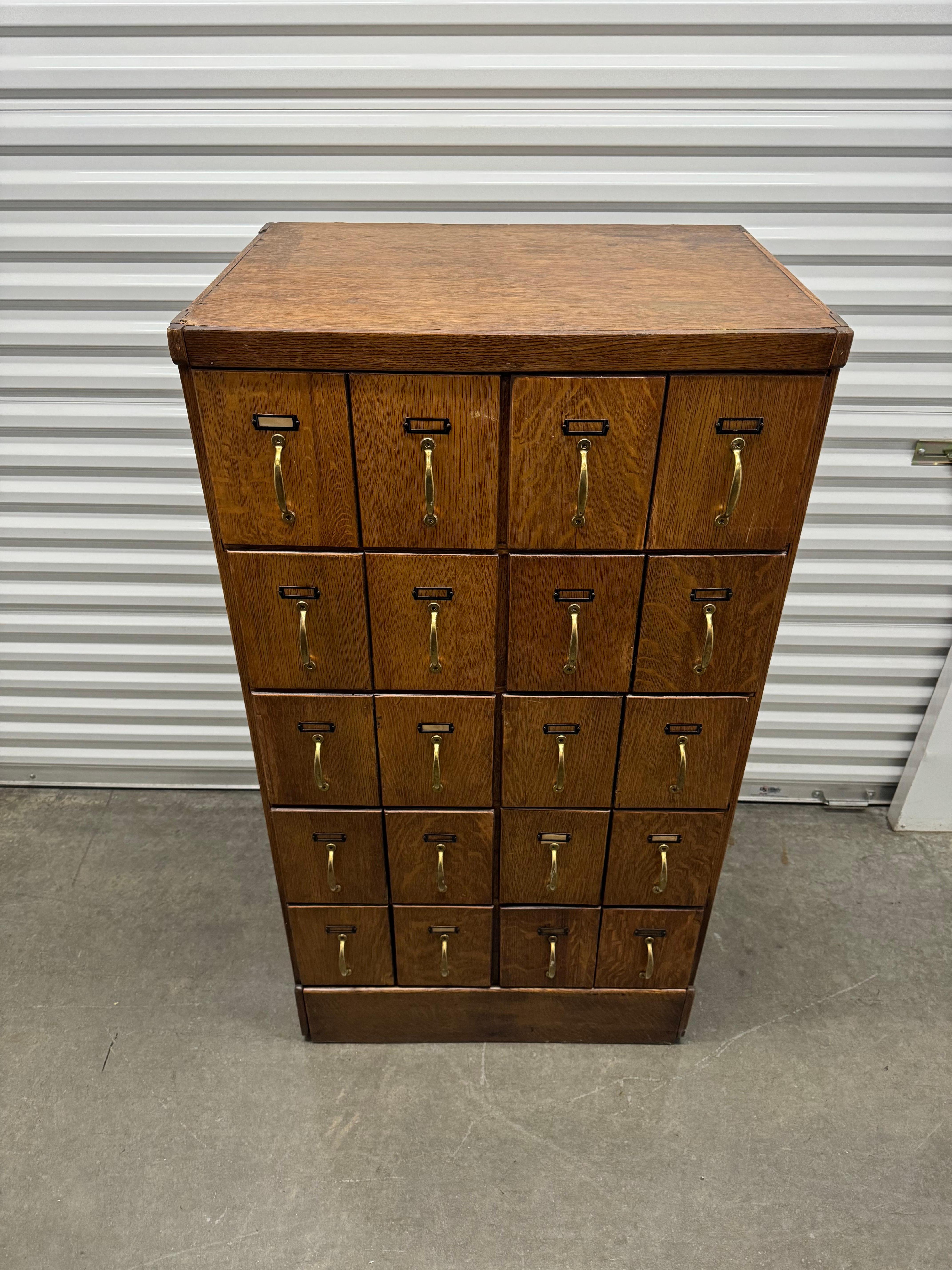 ¡Dale nueva vida a tu Space con este impresionante armario boticario de roble de 10 cajones!

El encanto vintage se une a la funcionalidad moderna:
Este exquisito boticario de roble de 10 cajones es un hallazgo poco frecuente, que ofrece una