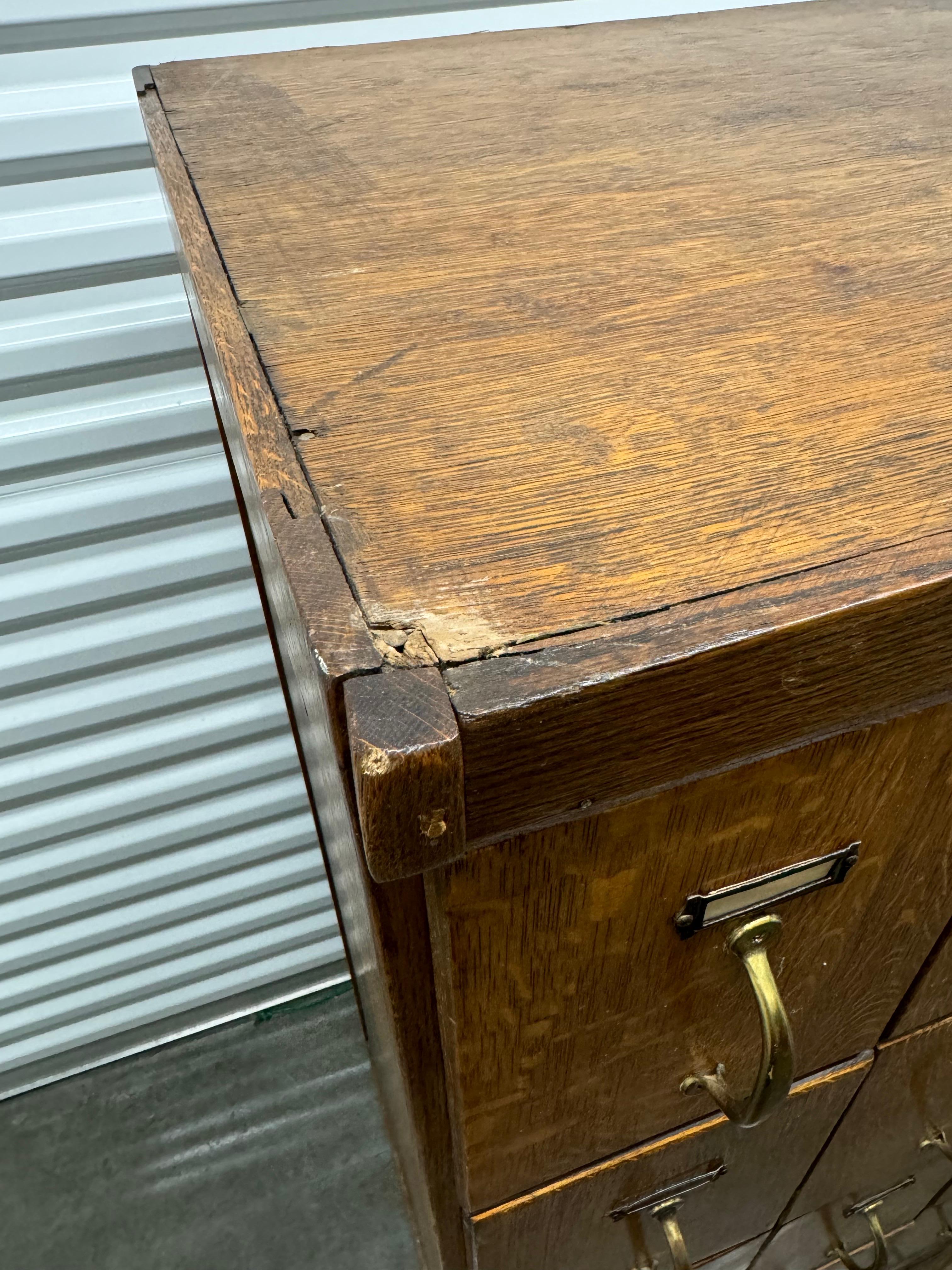 Archivador Boticario Antiguo De Roble Con Tiradores De Latón en venta 1