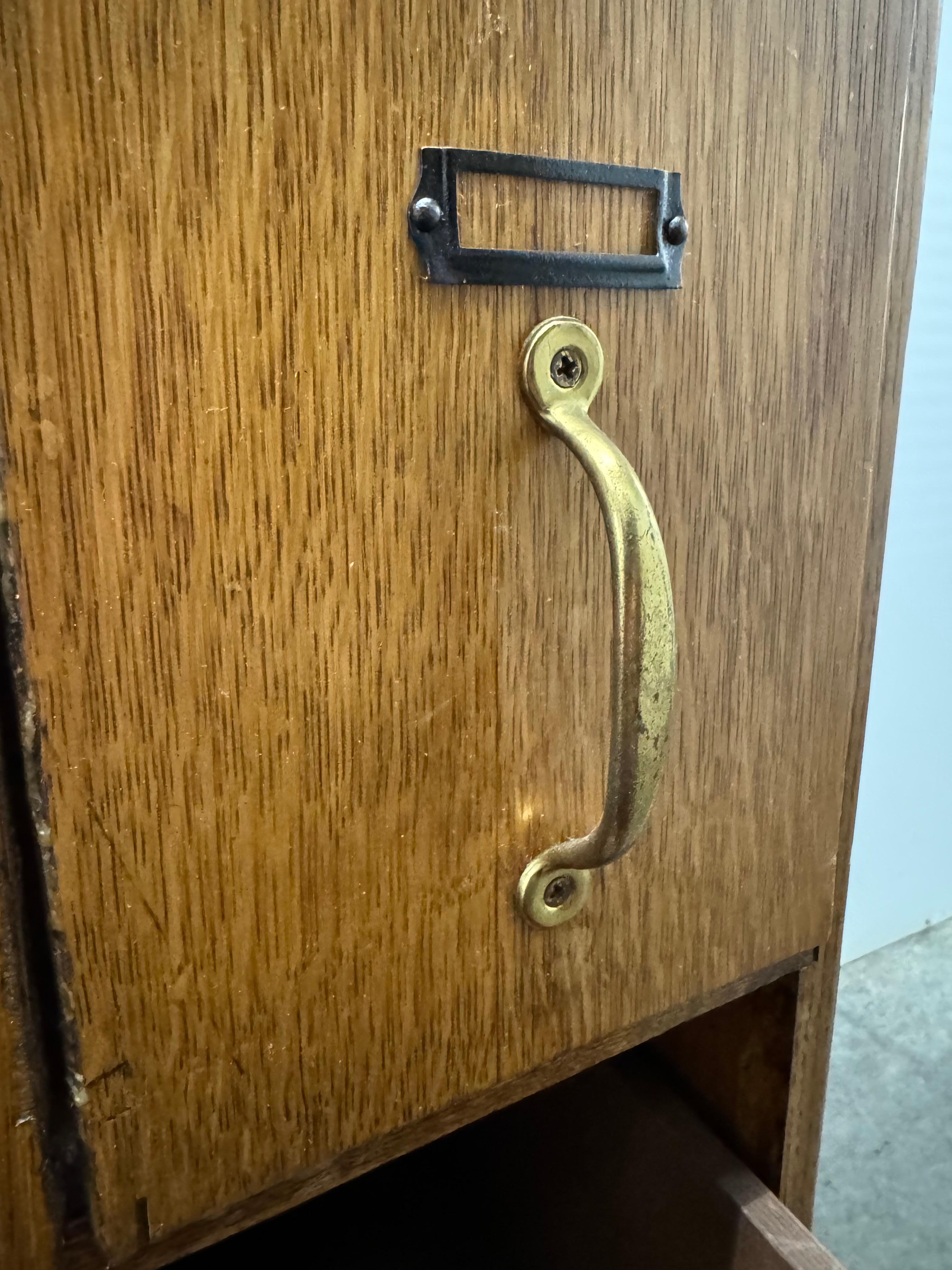 Archivador Boticario Antiguo De Roble Con Tiradores De Latón en venta 3