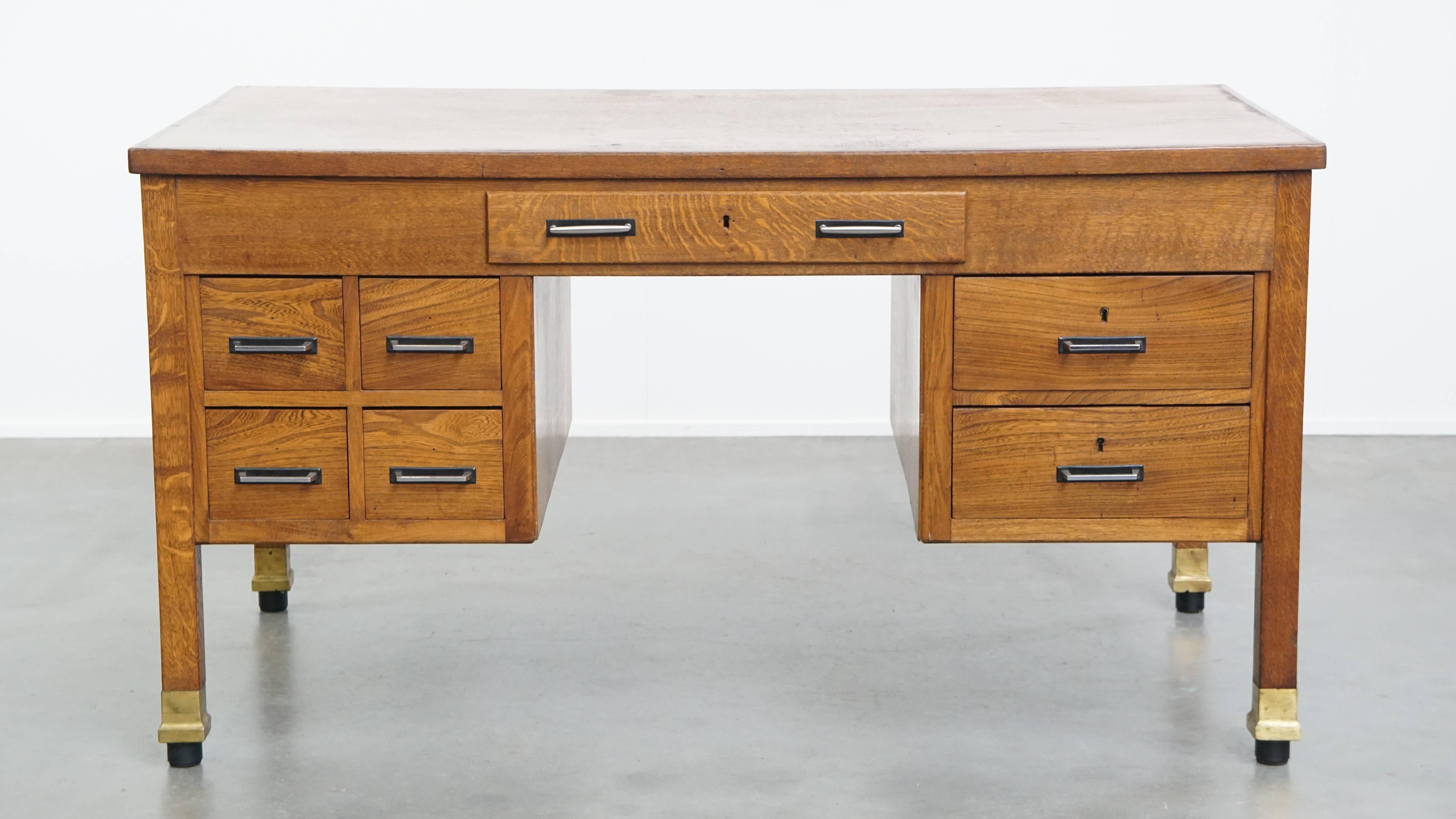 Offered: this unique and antique oak Art Deco desk from the early 20th century in Amsterdam School style.
This unique Amsterdam School / Art Deco desk from the early 20th century is made of oak and is a beautiful addition to your interior. With its
