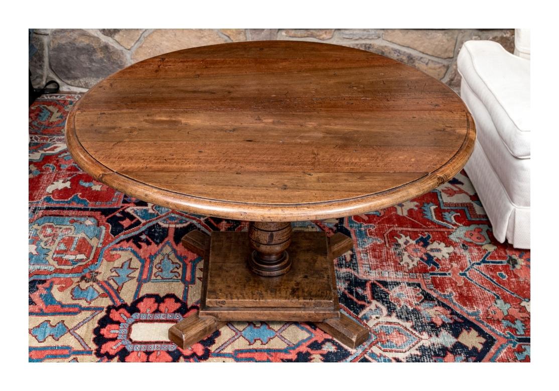 Table ronde à piédestal en chêne ancien de l'époque des Antiquités et du Craft en vente 10