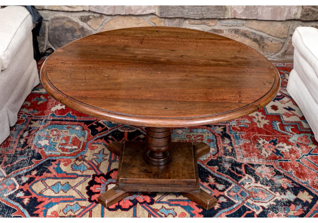 Table ronde à piédestal en chêne ancien de l'époque des Antiquités et du Craft en vente 1