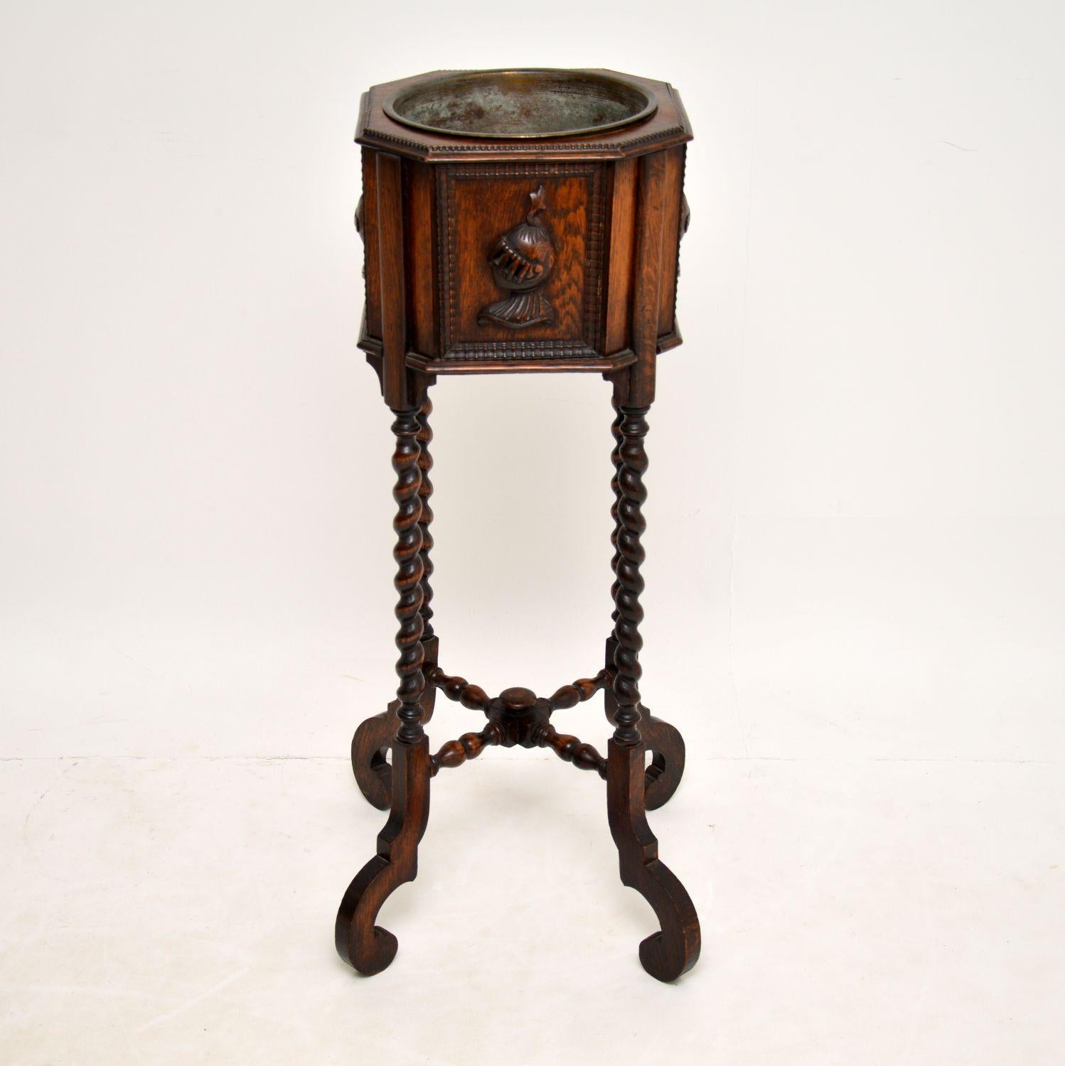 A beautifully carved antique plant stand in solid oak. This was made in England & dates from around the 1880-1890 period.

The quality is amazing, with impressive barley twist legs and carved knights head motifs on the sides. There is the original