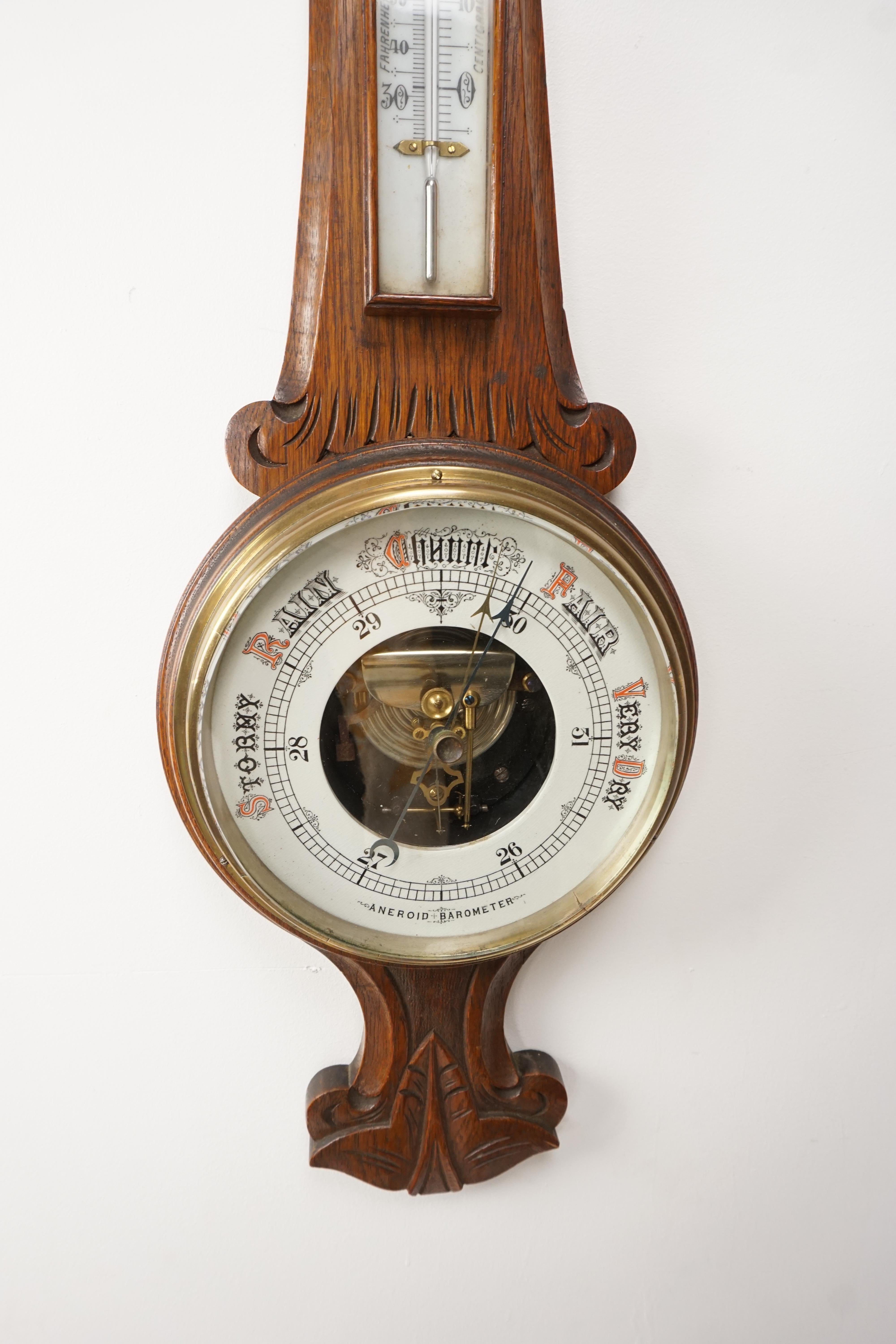 Fatto a mano Barometro antico in Oak, Barometro aneroide in Oak intagliato, Scozia, 1910, H145 in vendita