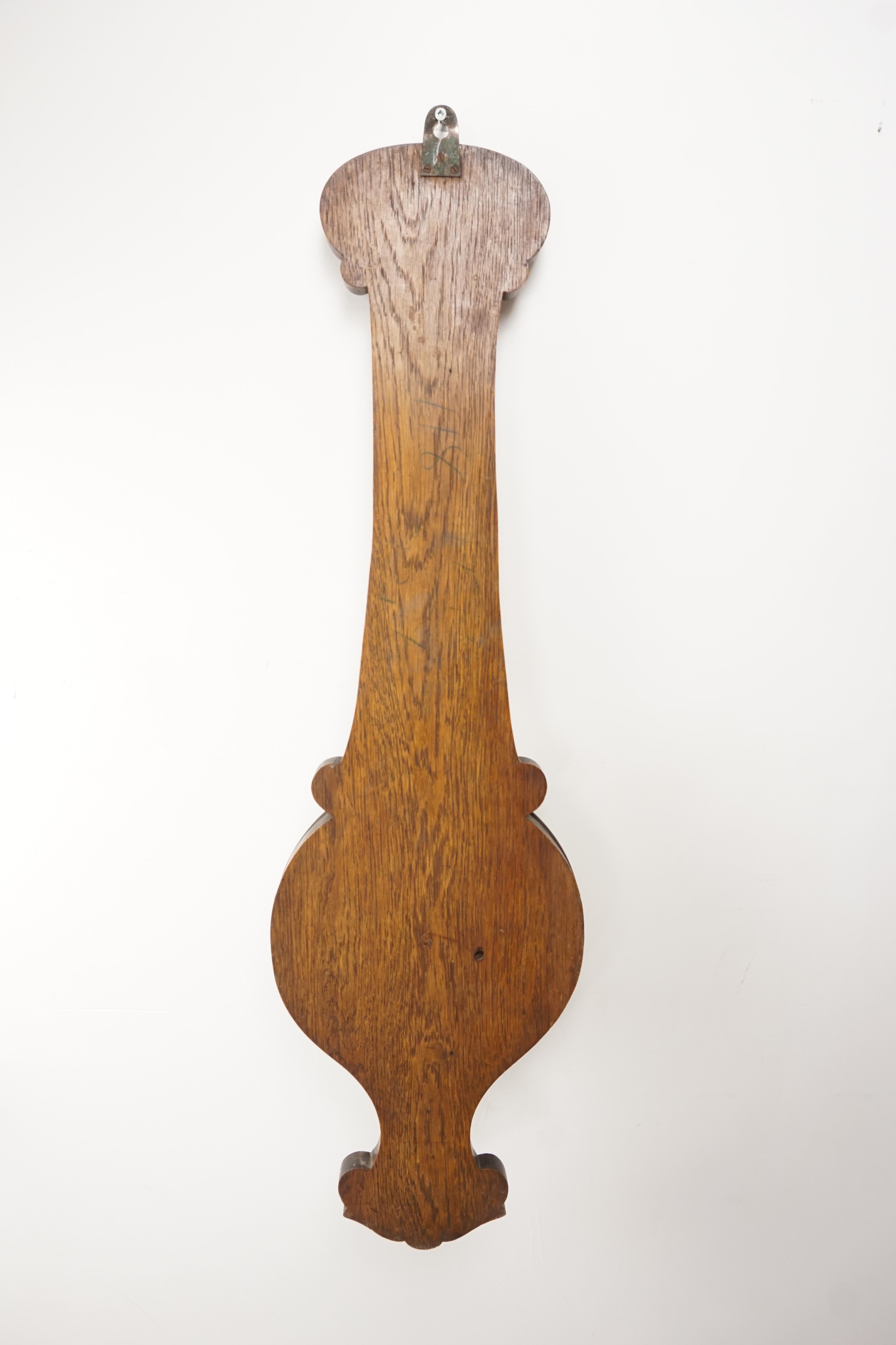 Barometro antico in Oak, Barometro aneroide in Oak intagliato, Scozia, 1910, H145 In condizioni buone in vendita a Vancouver, BC