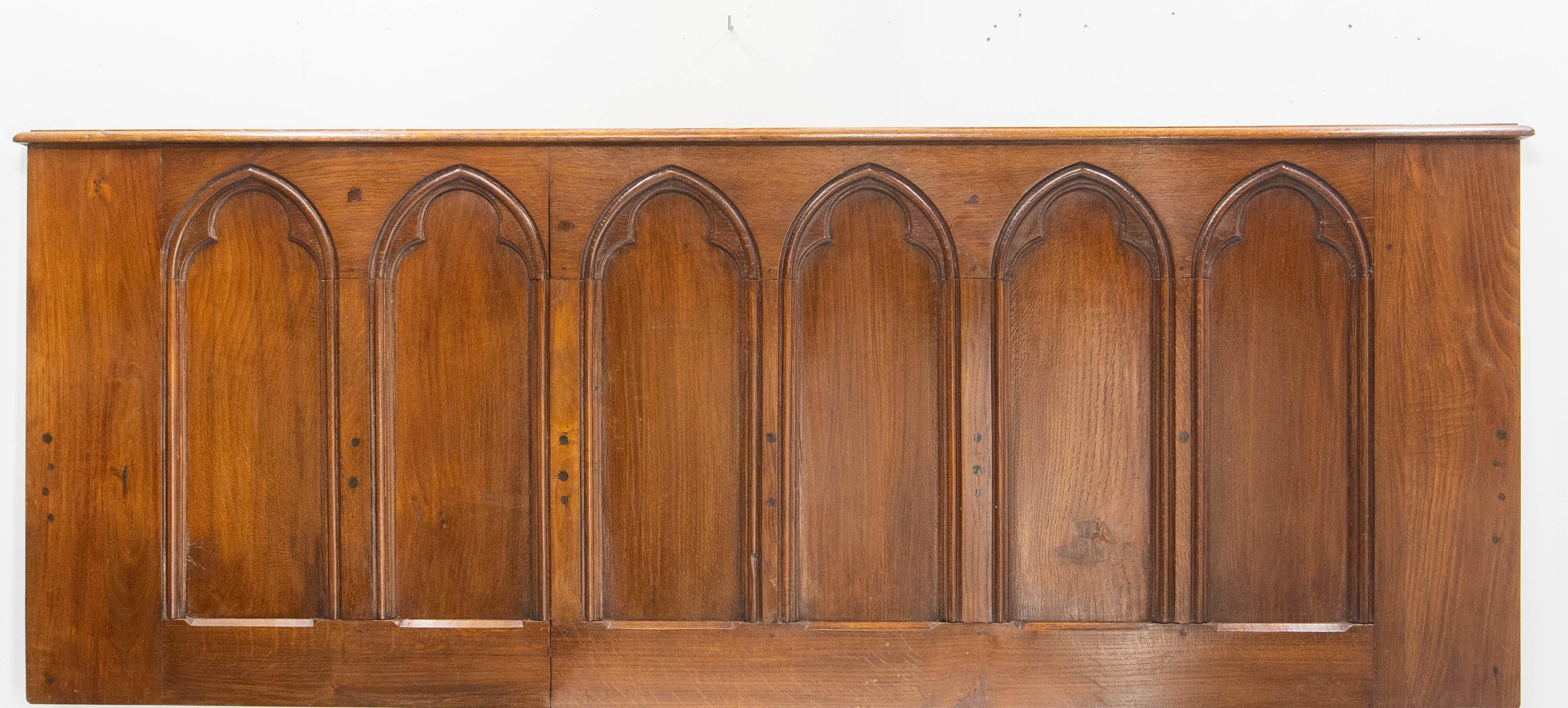 Antique oak headboard for king size bed.
This original headboard was crafted from the wood covering the walls of an old chapel.

Good original condition

Shipping:
5 / 80 / 209 cm  22 Kg




