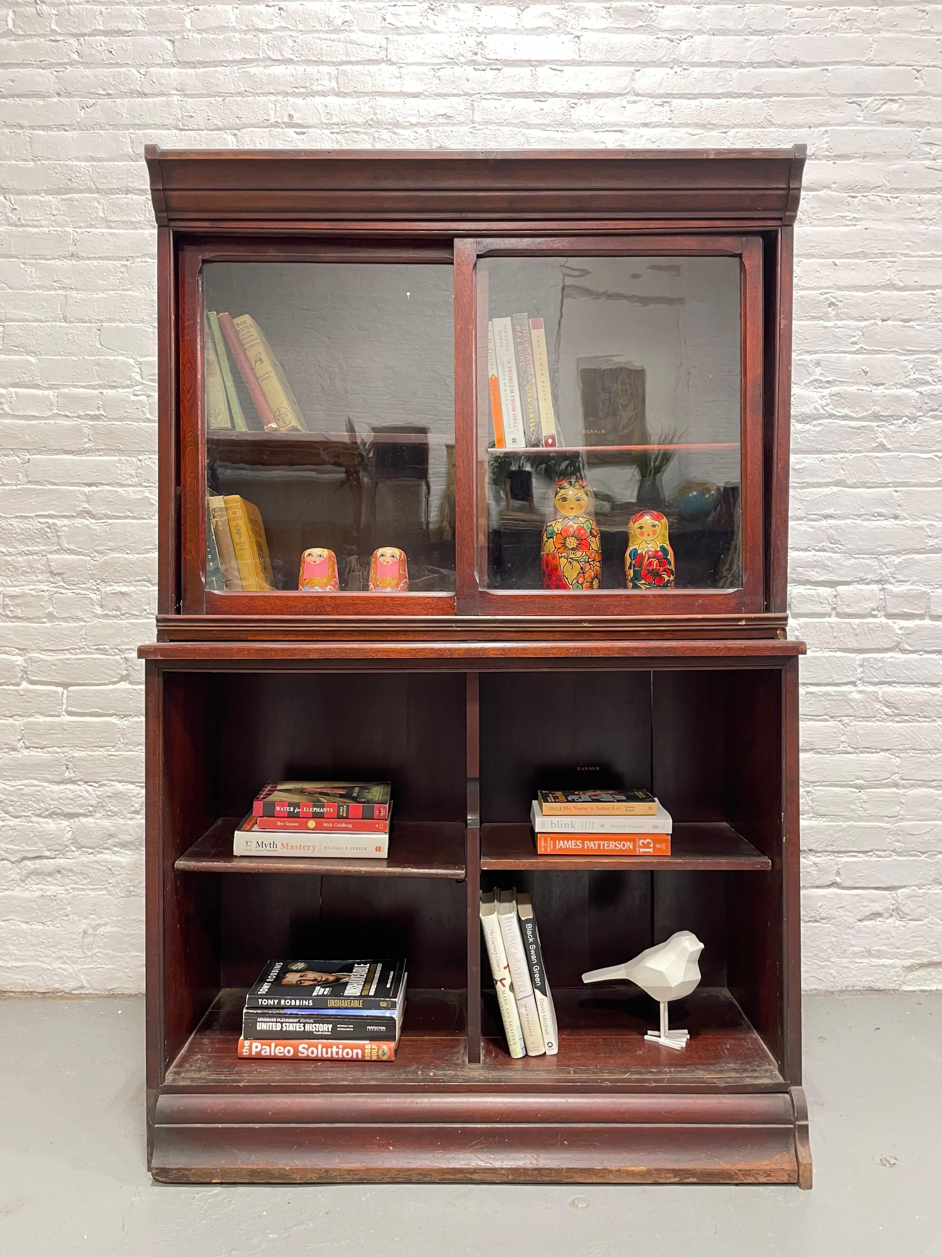 Antiker Bücherschrank aus Eichenholz von Danner Furniture, ca. 1910. Das Bücherregal besteht aus drei Teilen (die obere Kappe der Leiste lässt sich ebenfalls abnehmen). Guter Vintage-Zustand mit alters- und gebrauchsbedingten