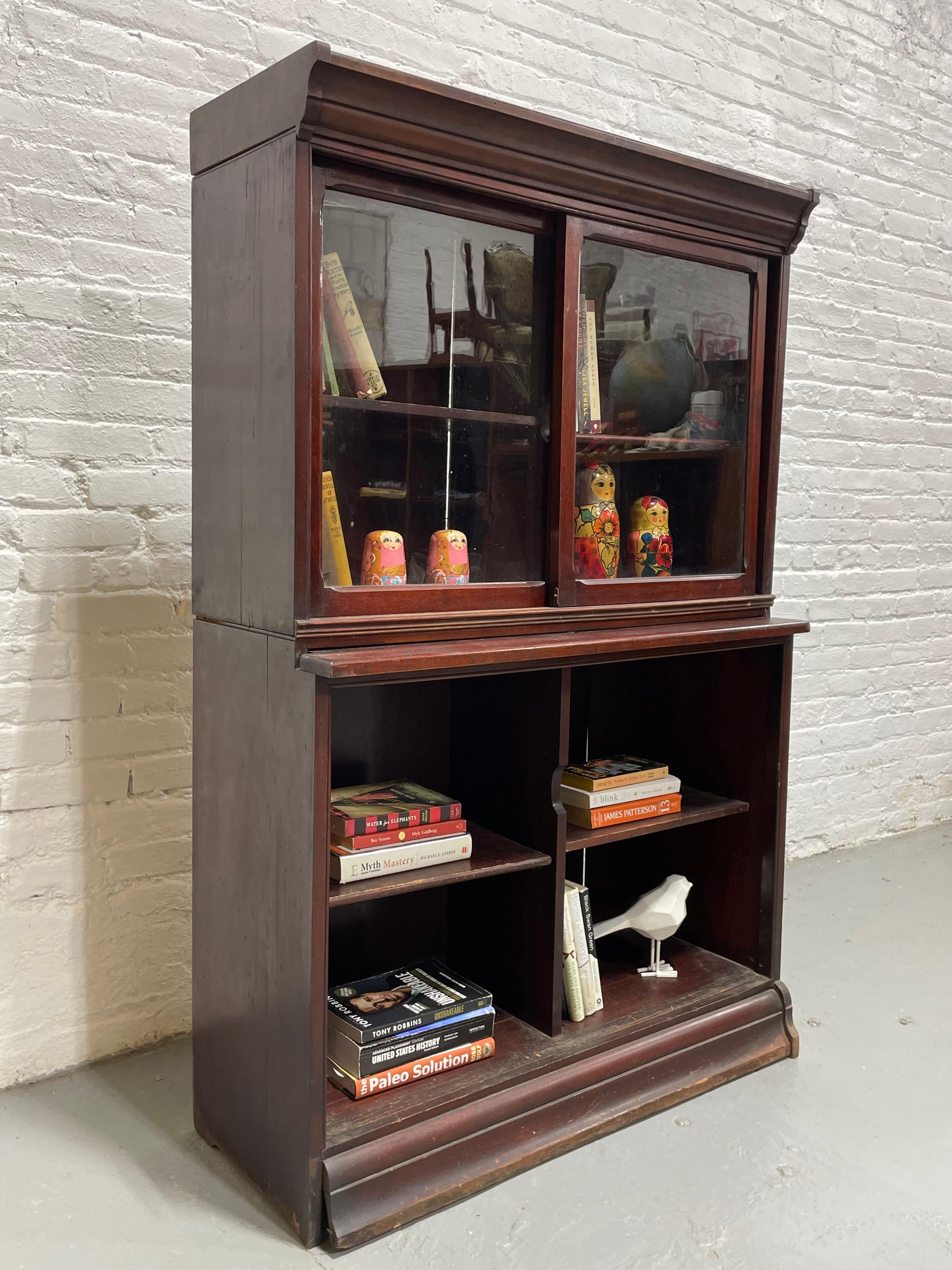 Antikes Bücherregal aus Eiche / Porzellanschrank von Danner Furniture, um 1910 (Arts and Crafts) im Angebot