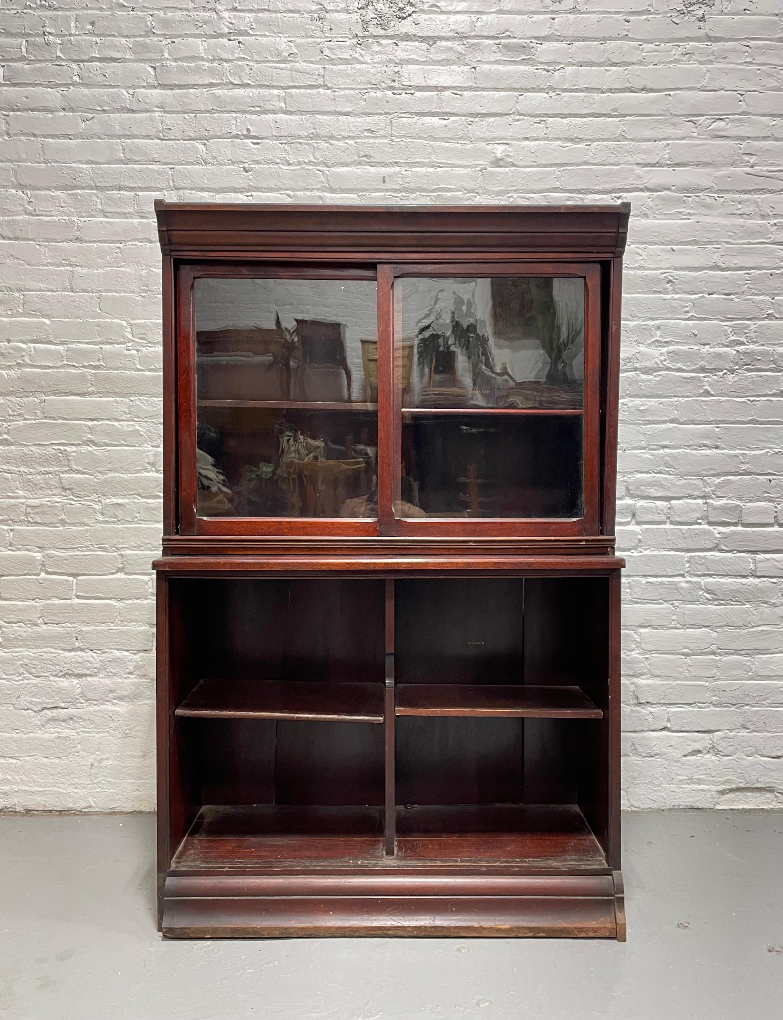 Antikes Bücherregal aus Eiche / Porzellanschrank von Danner Furniture, um 1910 im Zustand „Relativ gut“ im Angebot in Weehawken, NJ