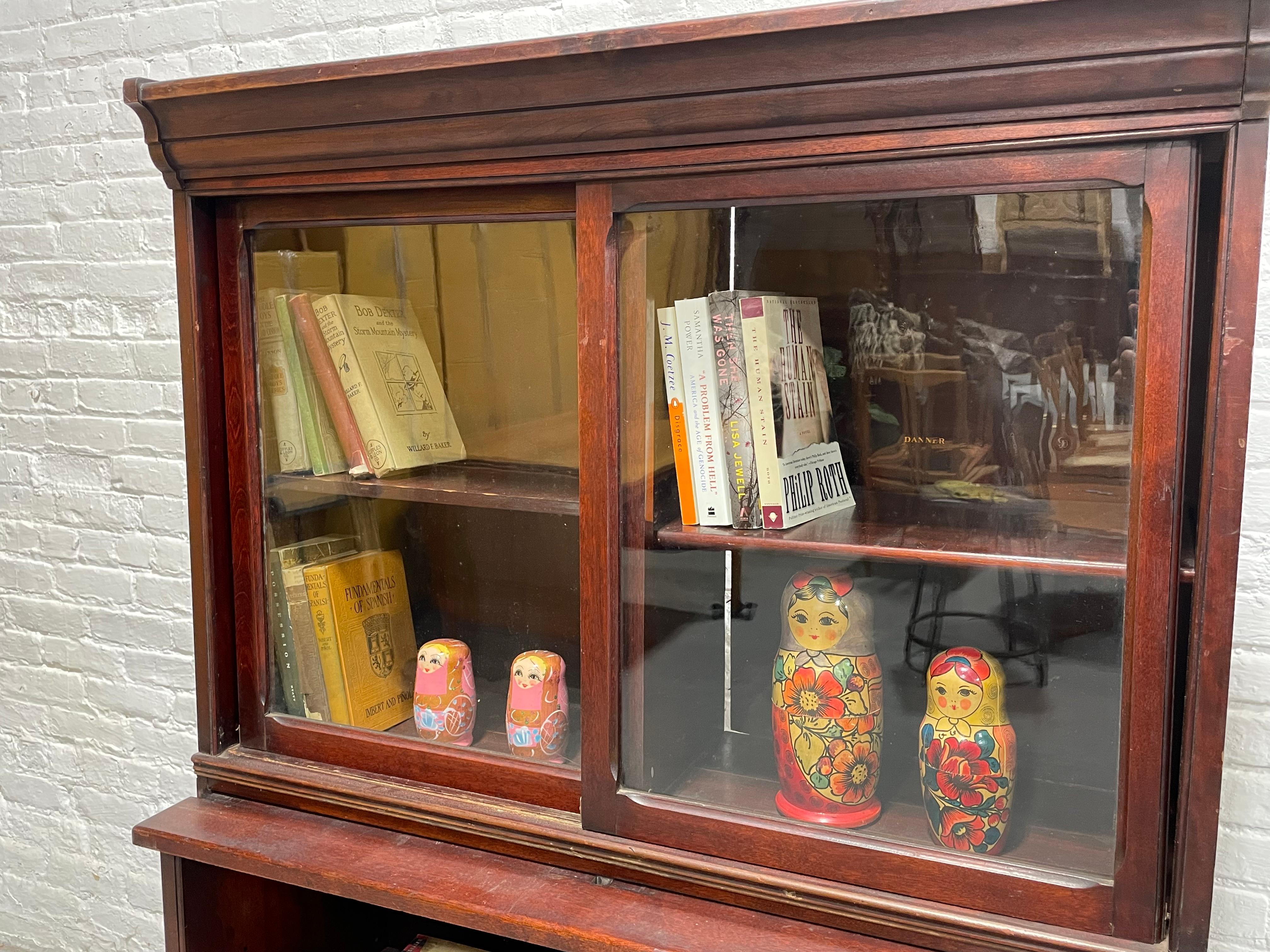 Antikes Bücherregal aus Eiche / Porzellanschrank von Danner Furniture, um 1910 (20. Jahrhundert) im Angebot