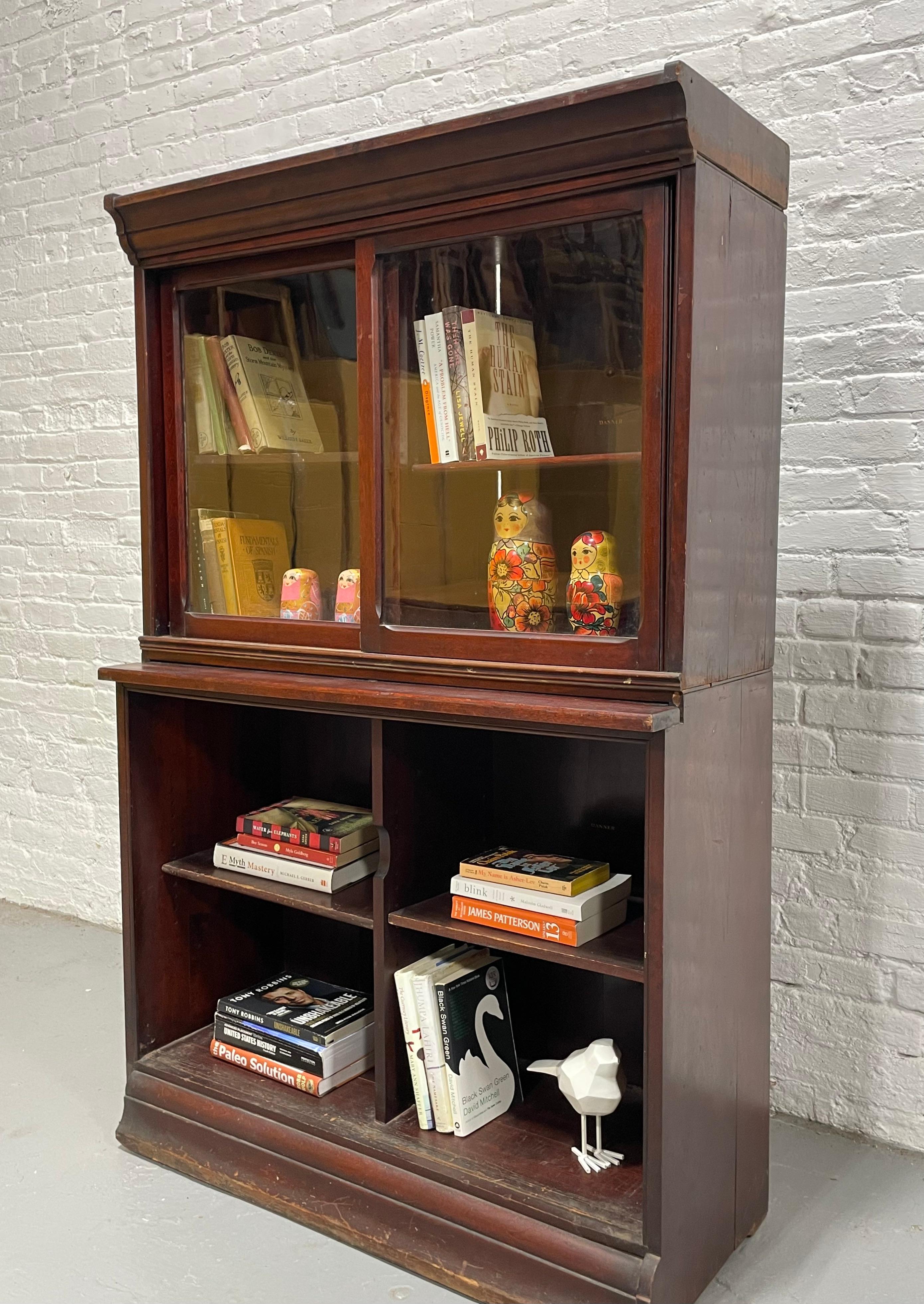 Antikes Bücherregal aus Eiche / Porzellanschrank von Danner Furniture, um 1910 (Glas) im Angebot