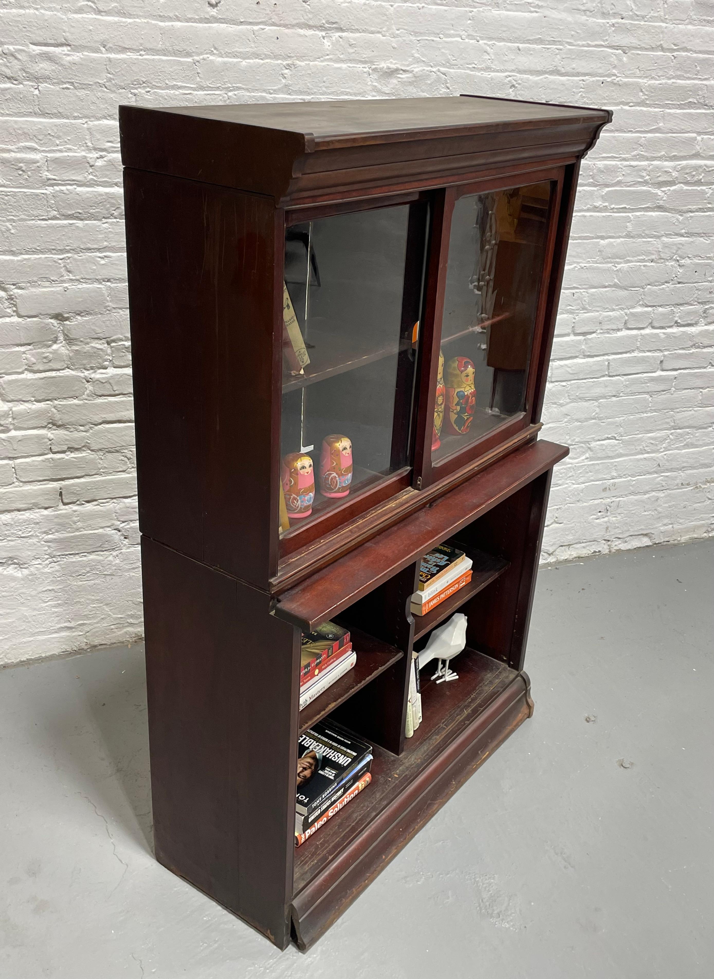 Antikes Bücherregal aus Eiche / Porzellanschrank von Danner Furniture, um 1910 im Angebot 2