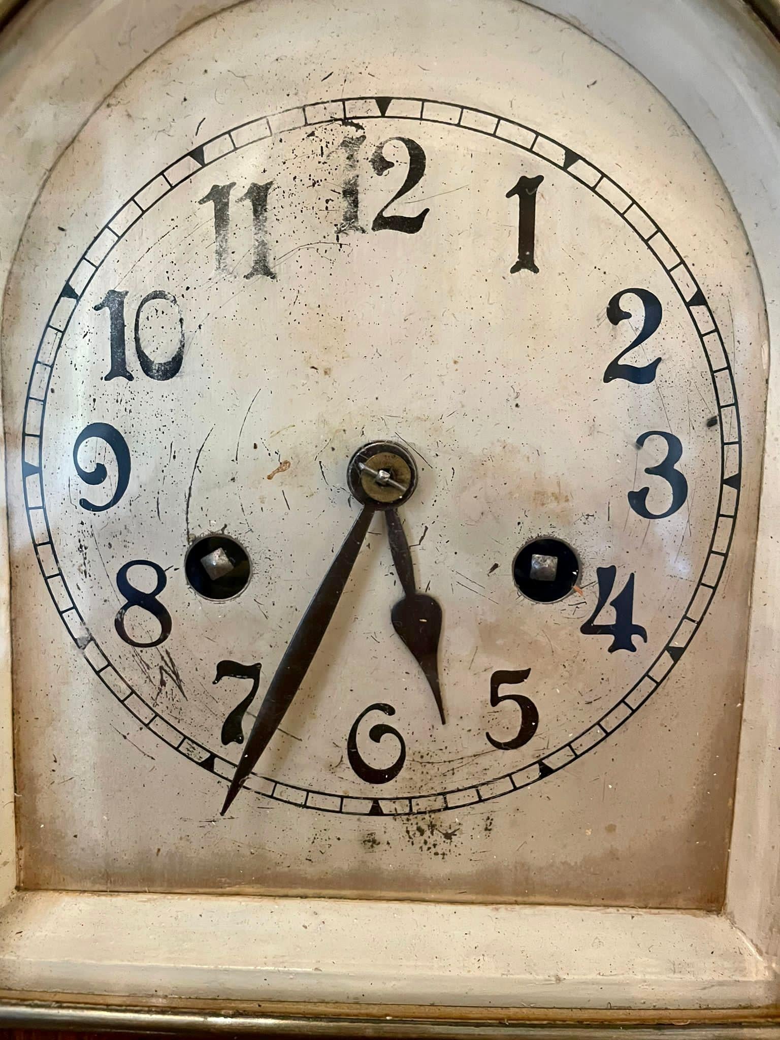 Édouardien Horloge de chevalet ancienne en chêne avec mouvement de huit jours  en vente