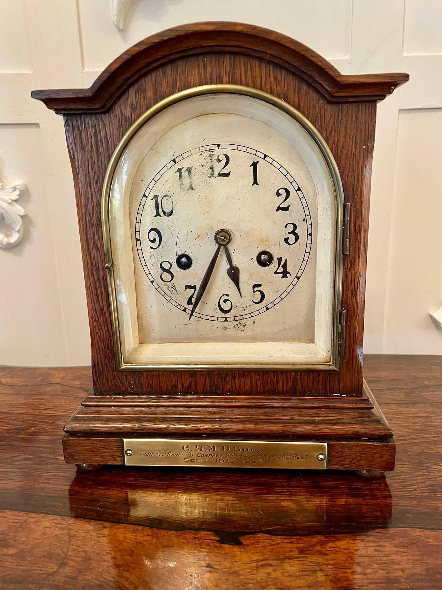 Chêne Horloge de chevalet ancienne en chêne avec mouvement de huit jours  en vente