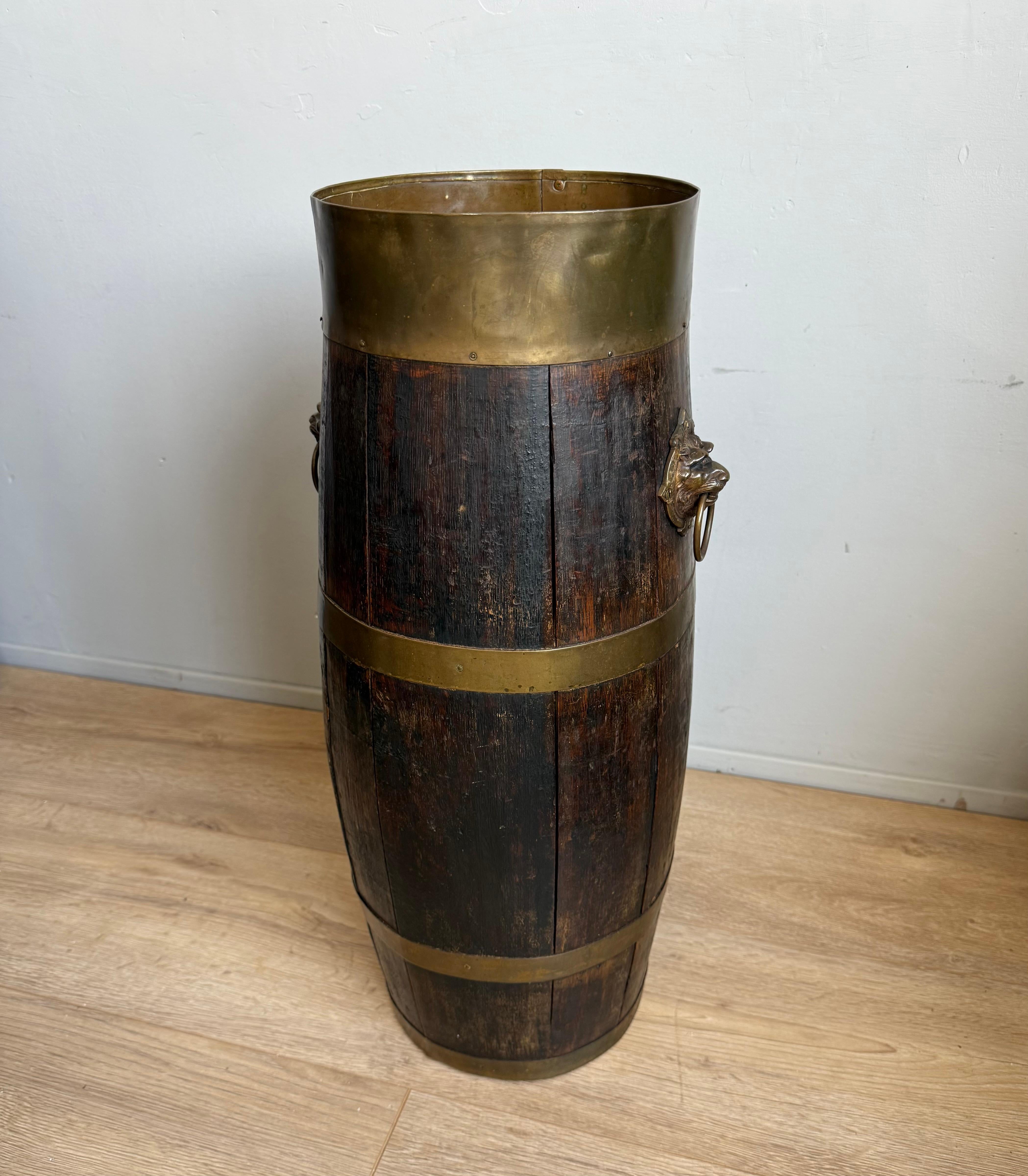 Antique Oak & Brass Barrel Shape Umbrella or Stick Stand with Lion Head Handles In Good Condition For Sale In Lisse, NL