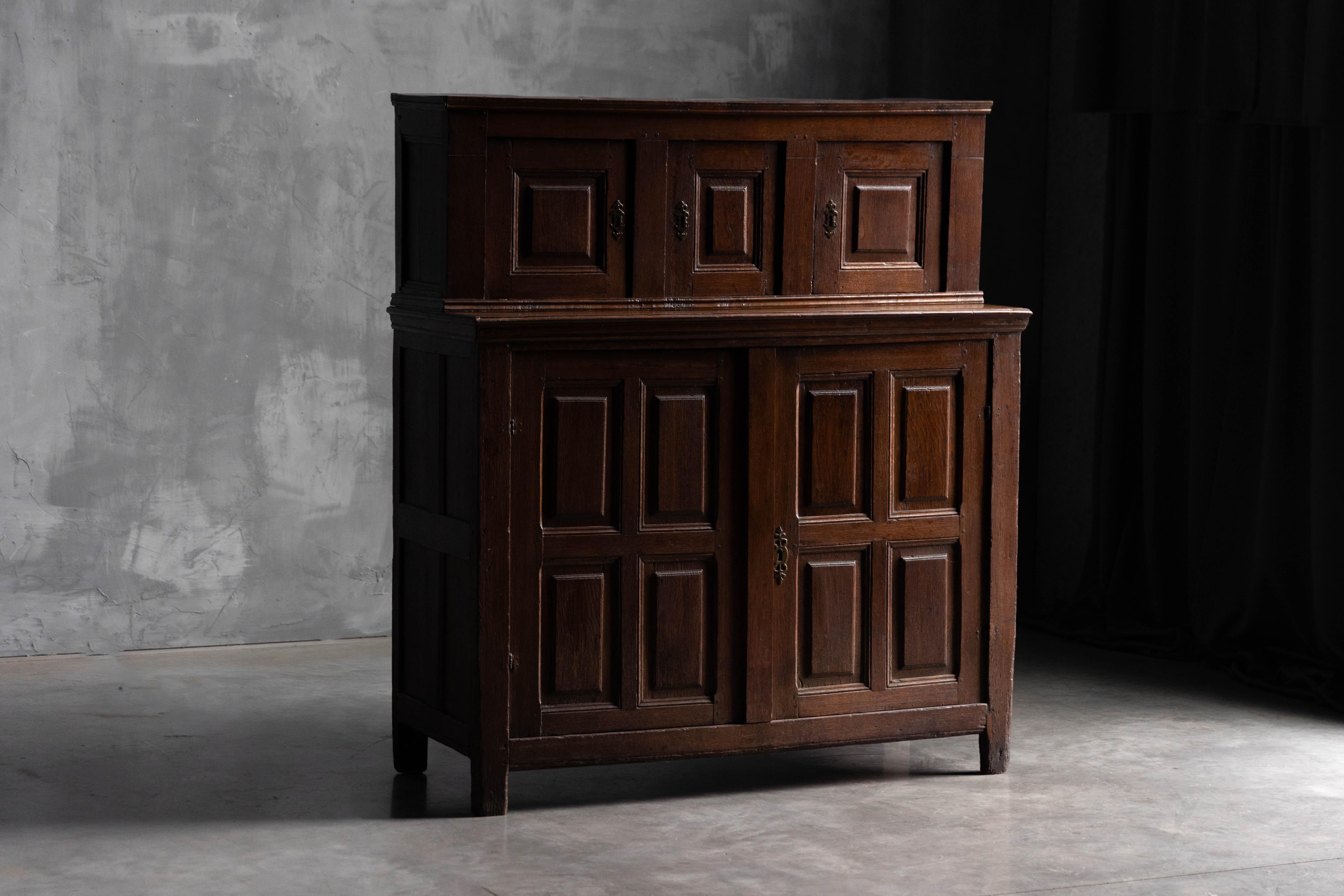 Antiker Eichenschrank, Frankreich, 18. Jahrhundert im Angebot 1