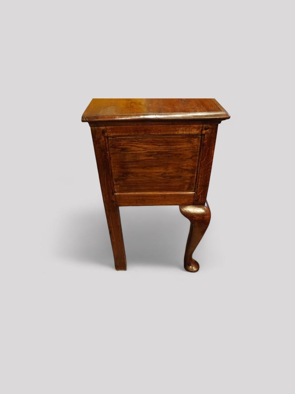 Antique oak cabriole dresser base In Good Condition For Sale In Salisbury, GB