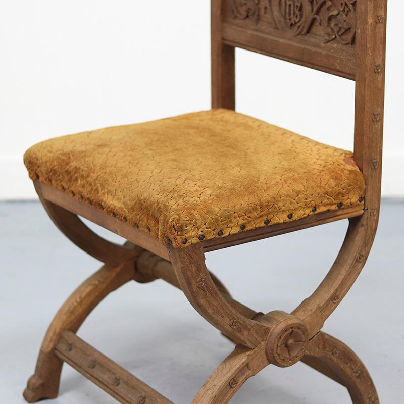 Antiker Eichenstuhl mit gotischen und religiösen Schnitzereien, 1890er Jahre (Eichenholz) im Angebot