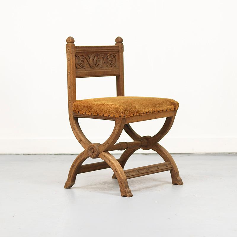 Antiker Eichenstuhl mit gotischen und religiösen Schnitzereien, 1890er Jahre im Angebot 1