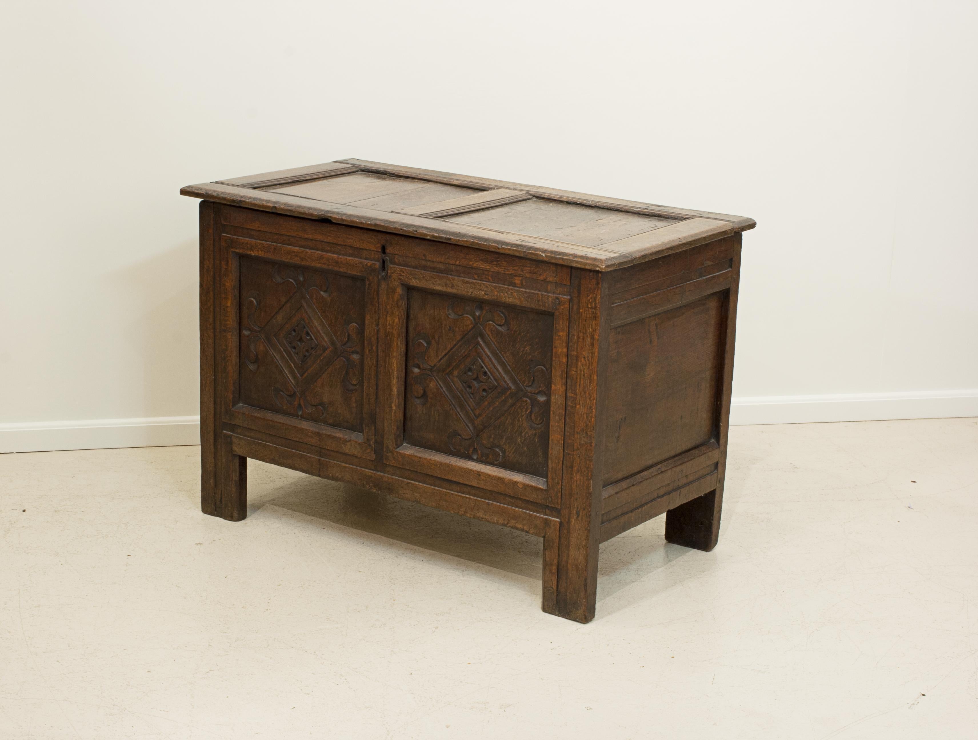Antique Oak Chest, Coffer. In Good Condition For Sale In Oxfordshire, GB