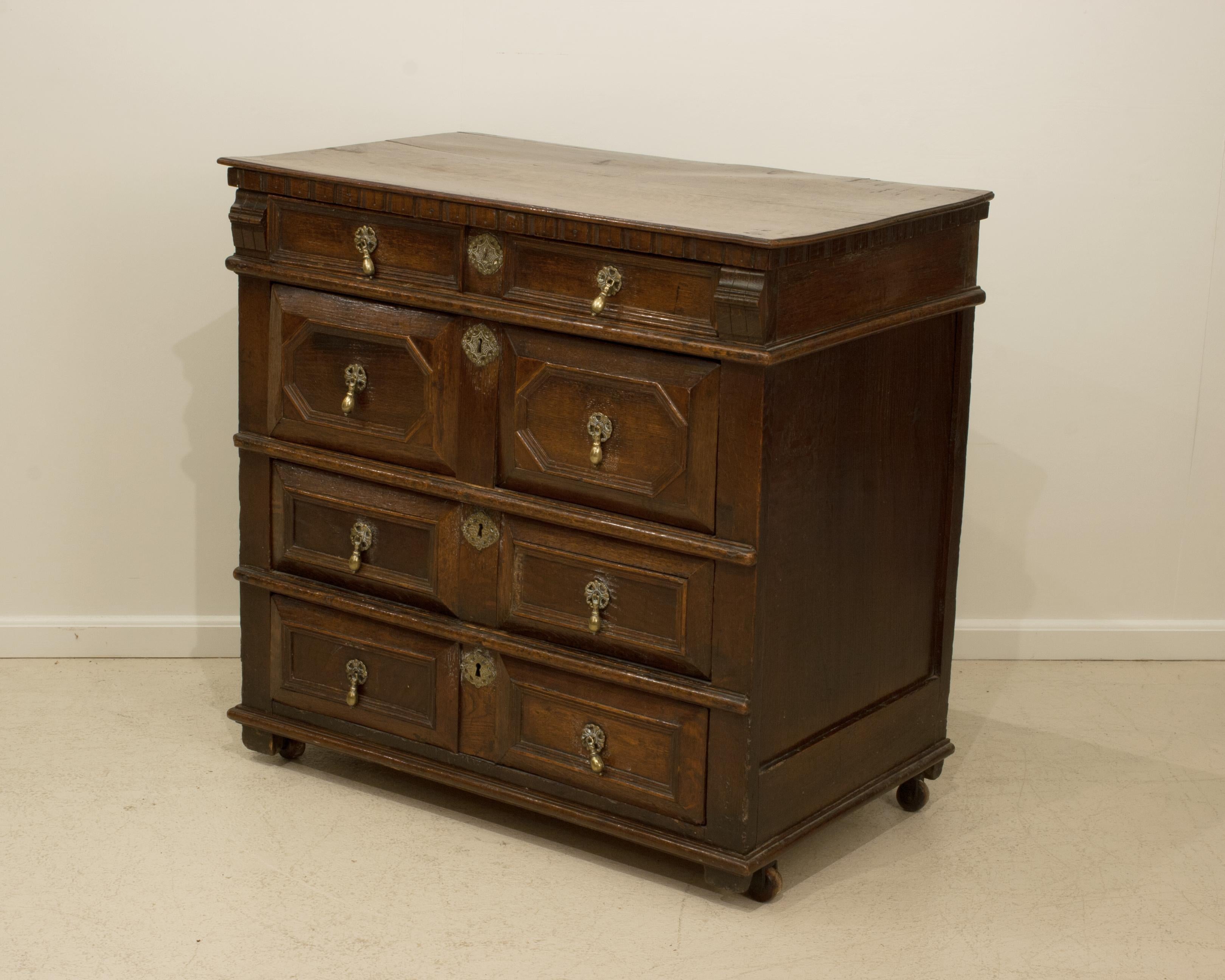 Jacobéen Commode ancienne en Oak Oak en vente