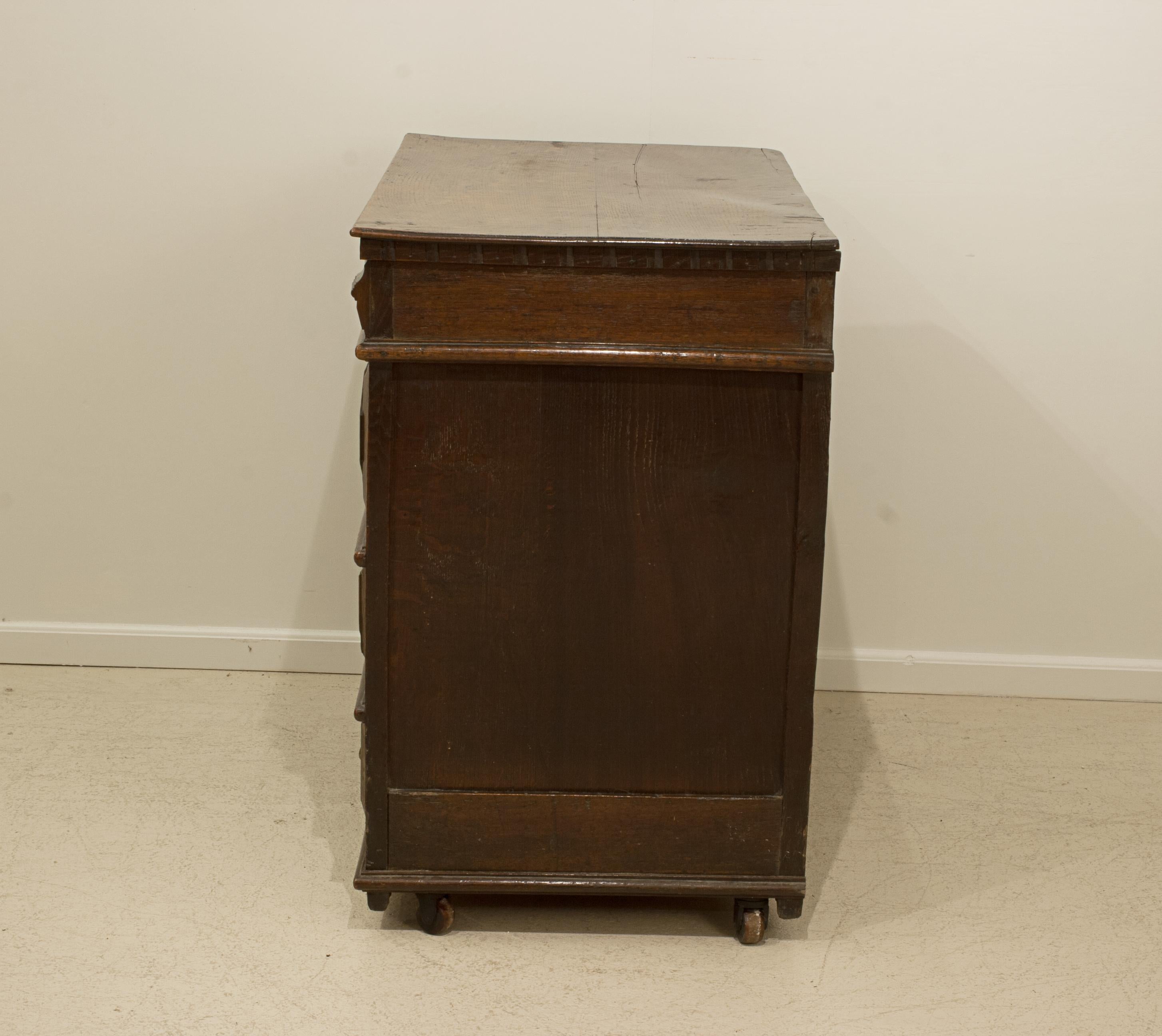 Britannique Commode ancienne en Oak Oak en vente