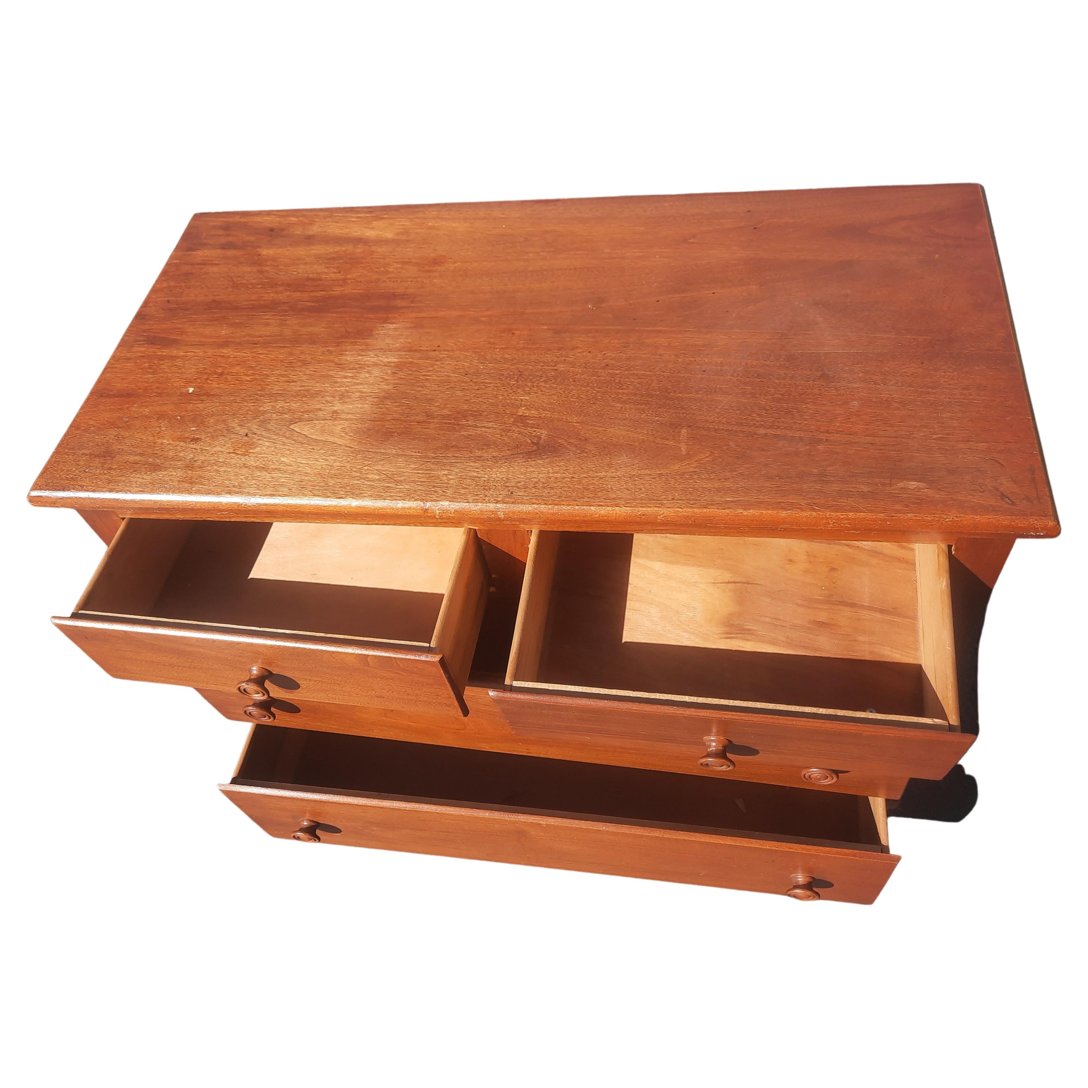 20ième siècle Ancienne commode en chêne avec boutons de tiroir en bois d'origine en vente