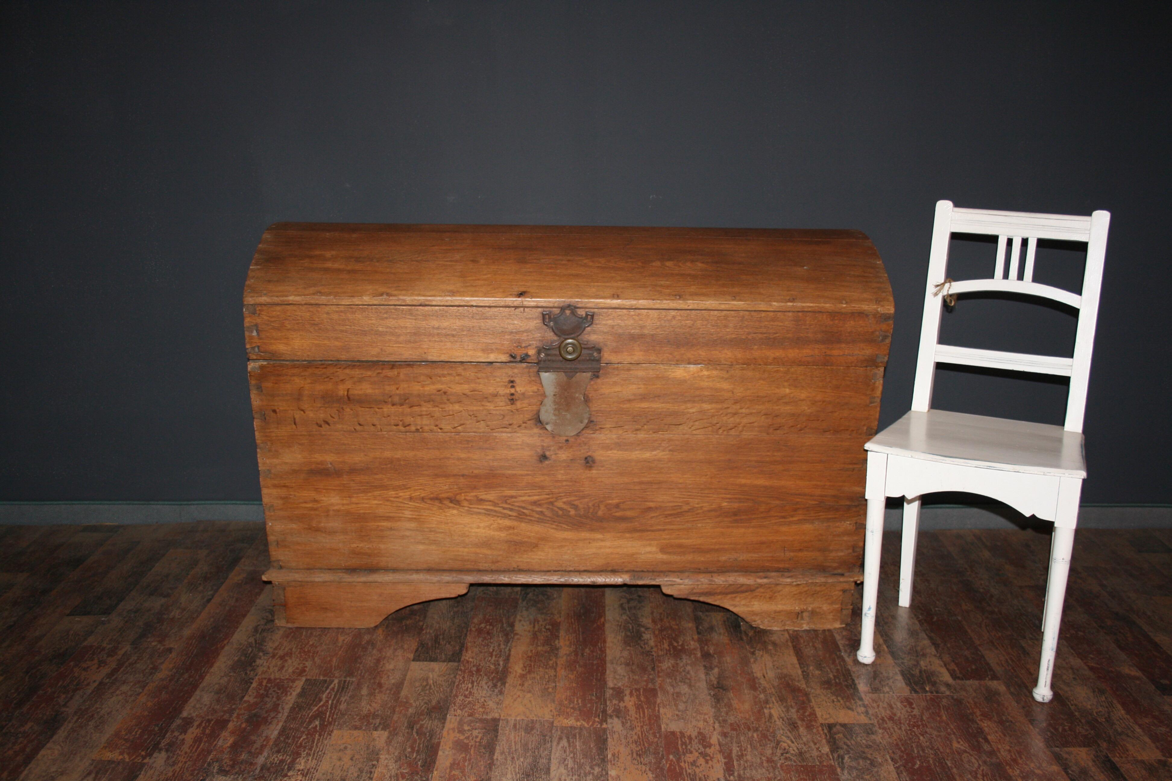 Original antique round lid chest of solid oak, circa 18th century. Inside with a shelf, which of course can take out. Wrought iron hardware and handles.

Dimensions: 84 cm high, 125 cm wide, 61 cm deep.