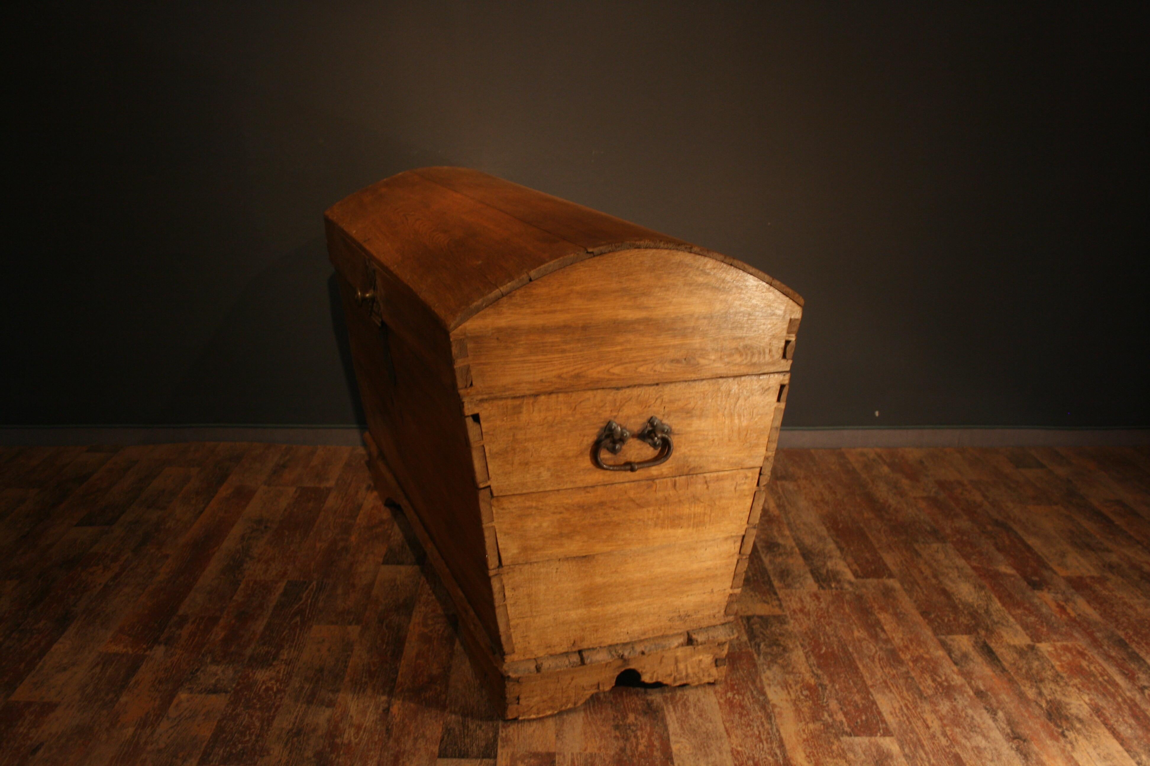 Antique Oak Chest with Round Lid, Germany, 1700s In Good Condition In Dusseldorf, DE