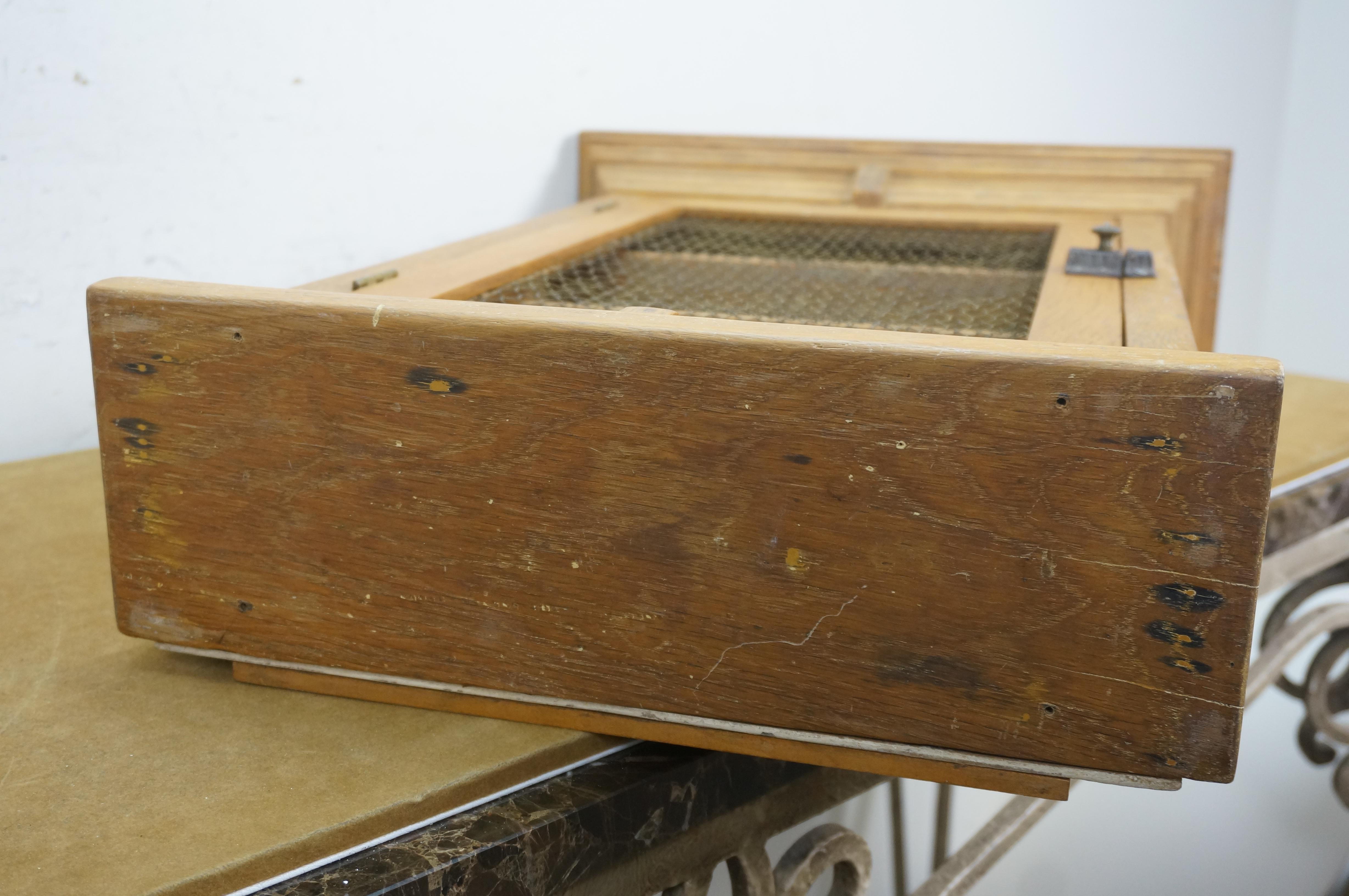 Antico gabinetto da parete in filo di ferro di Oak che si appende a un espositore per gingilli da 25