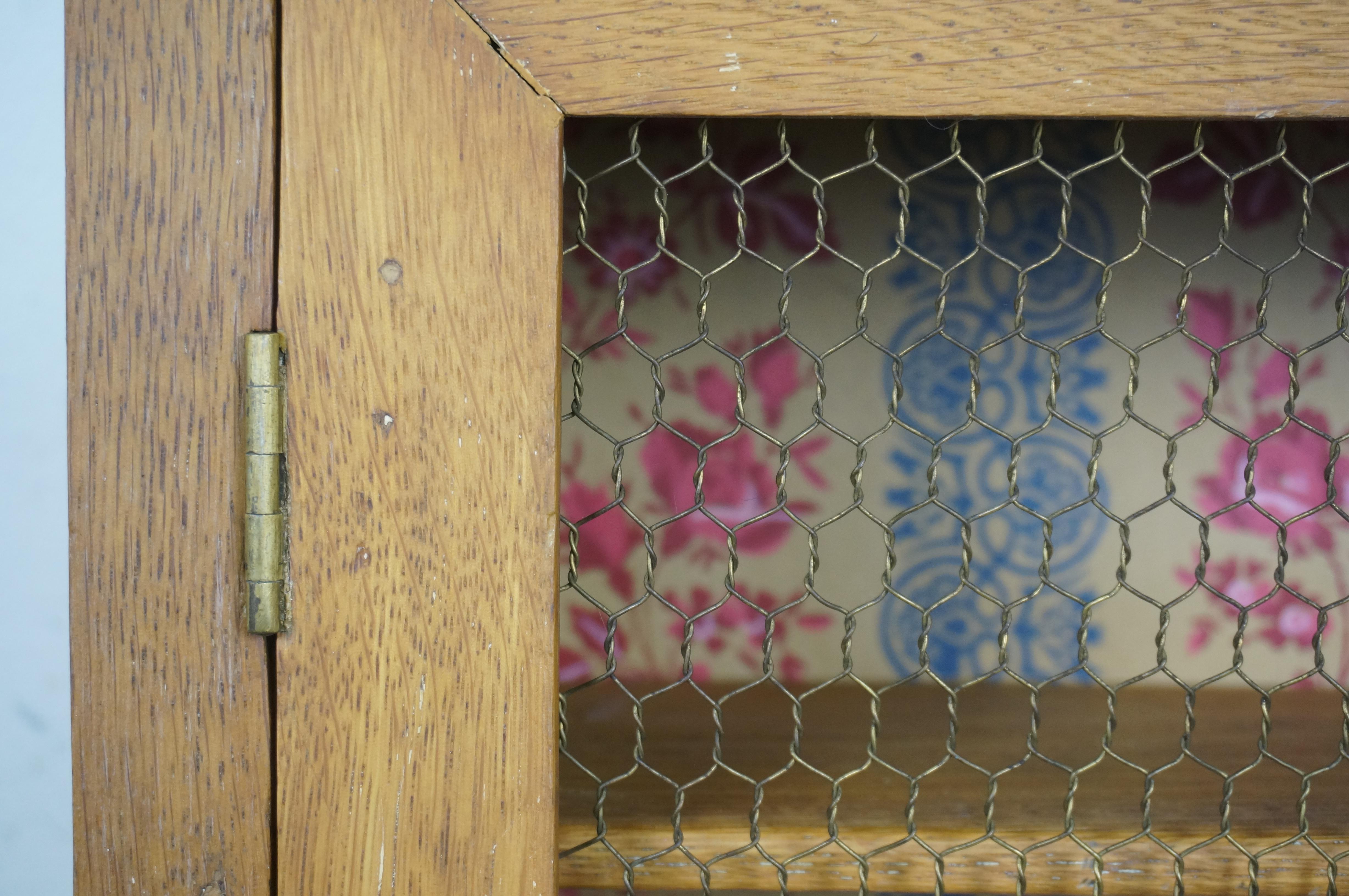 Antico gabinetto da parete in filo di ferro di Oak che si appende a un espositore per gingilli da 25