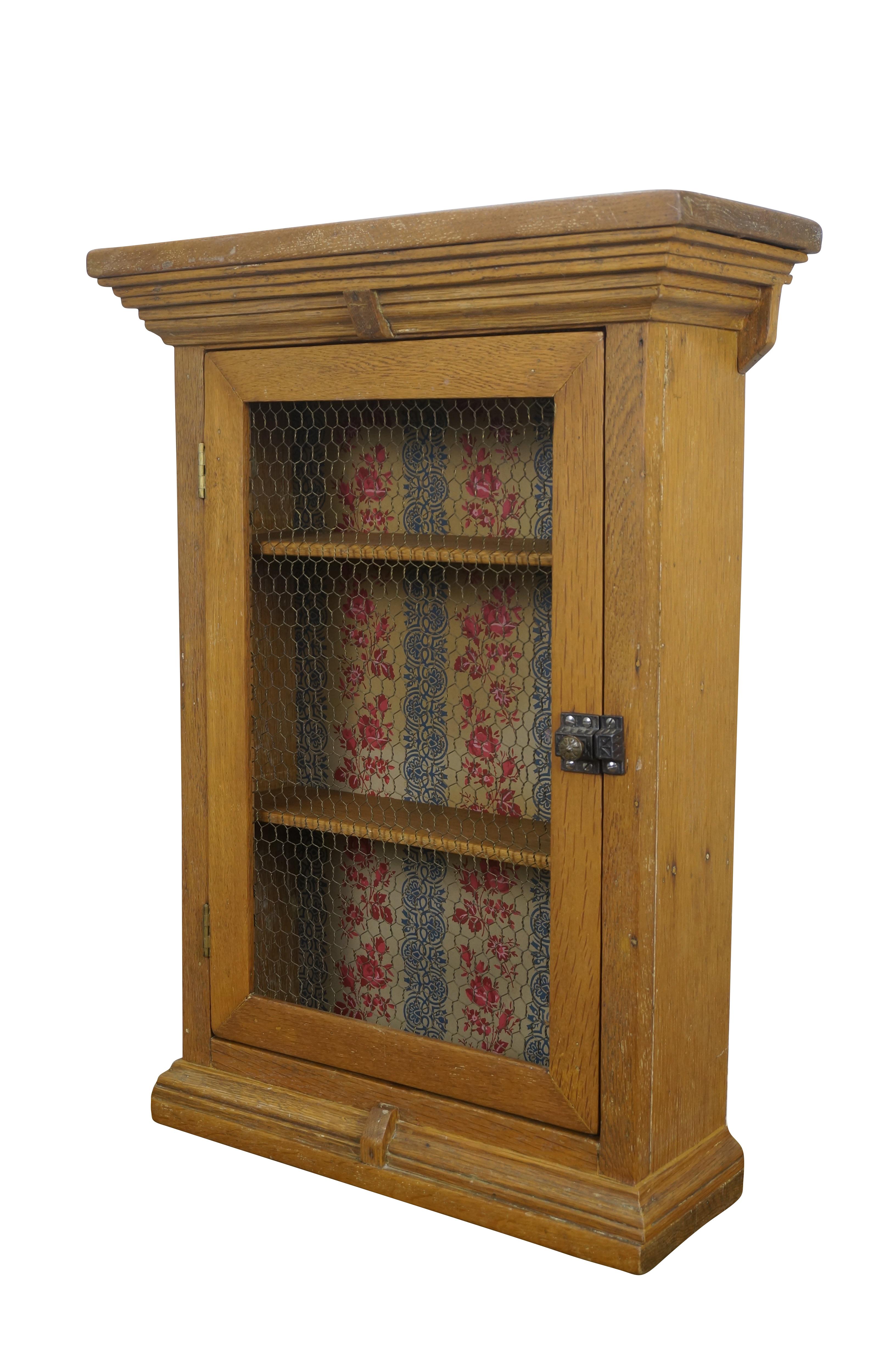 Antica vetrinetta da parete con design a gradini in Oak, due ripiani, supporto in carta da parati e porta in filo di ferro.

Dimensioni:
18,5